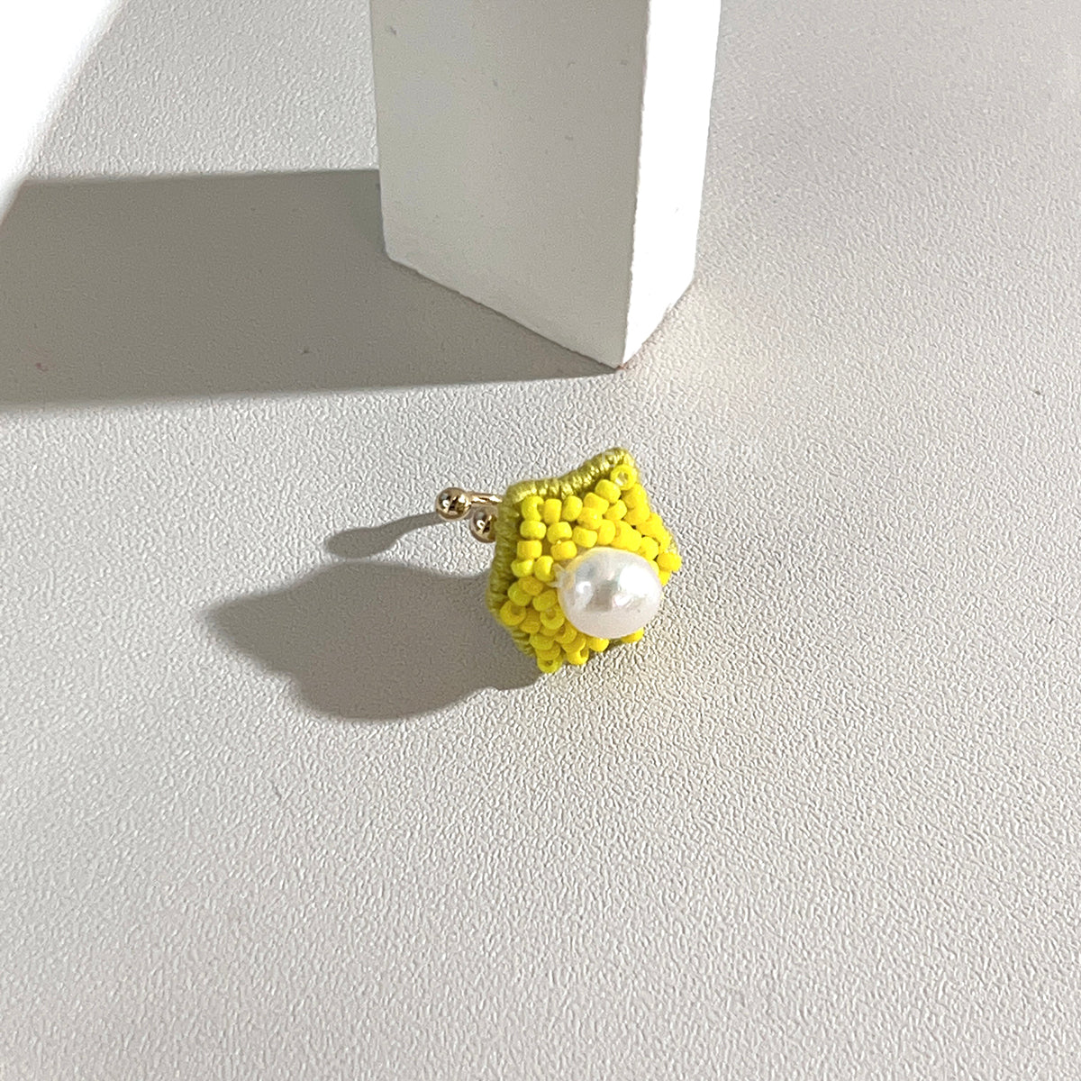 【日本設計師|日本手作飾物|刺繡|耳飾|耳骨夾】 淡水珍珠六角型珠繡耳骨夾