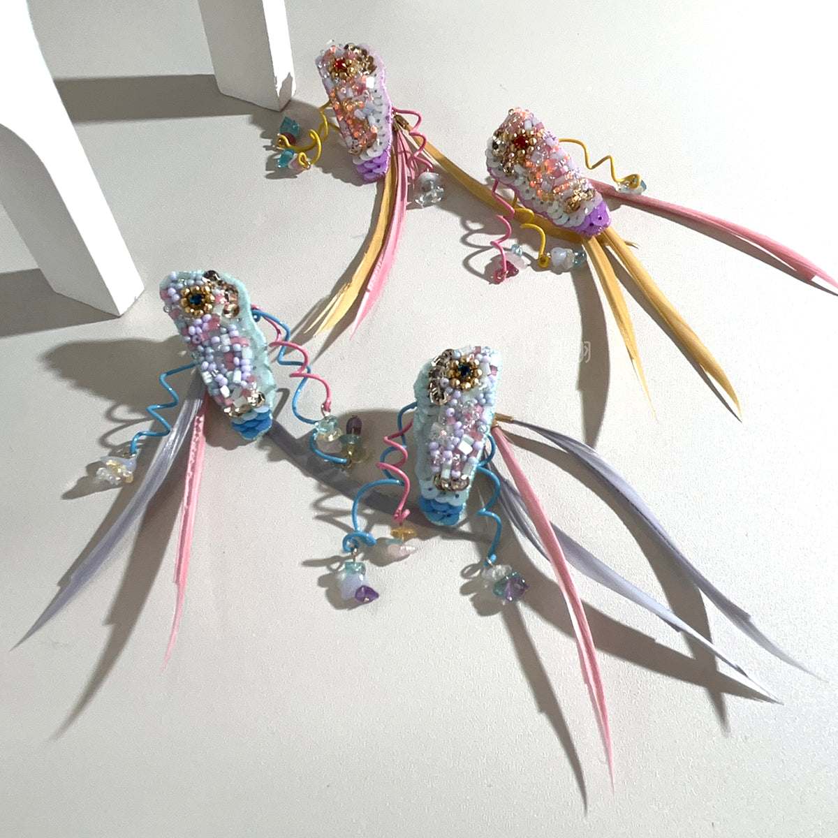 【日本設計師|日本手作飾物|刺繡|耳飾|耳環】 扭條吊羽毛珠繡耳環