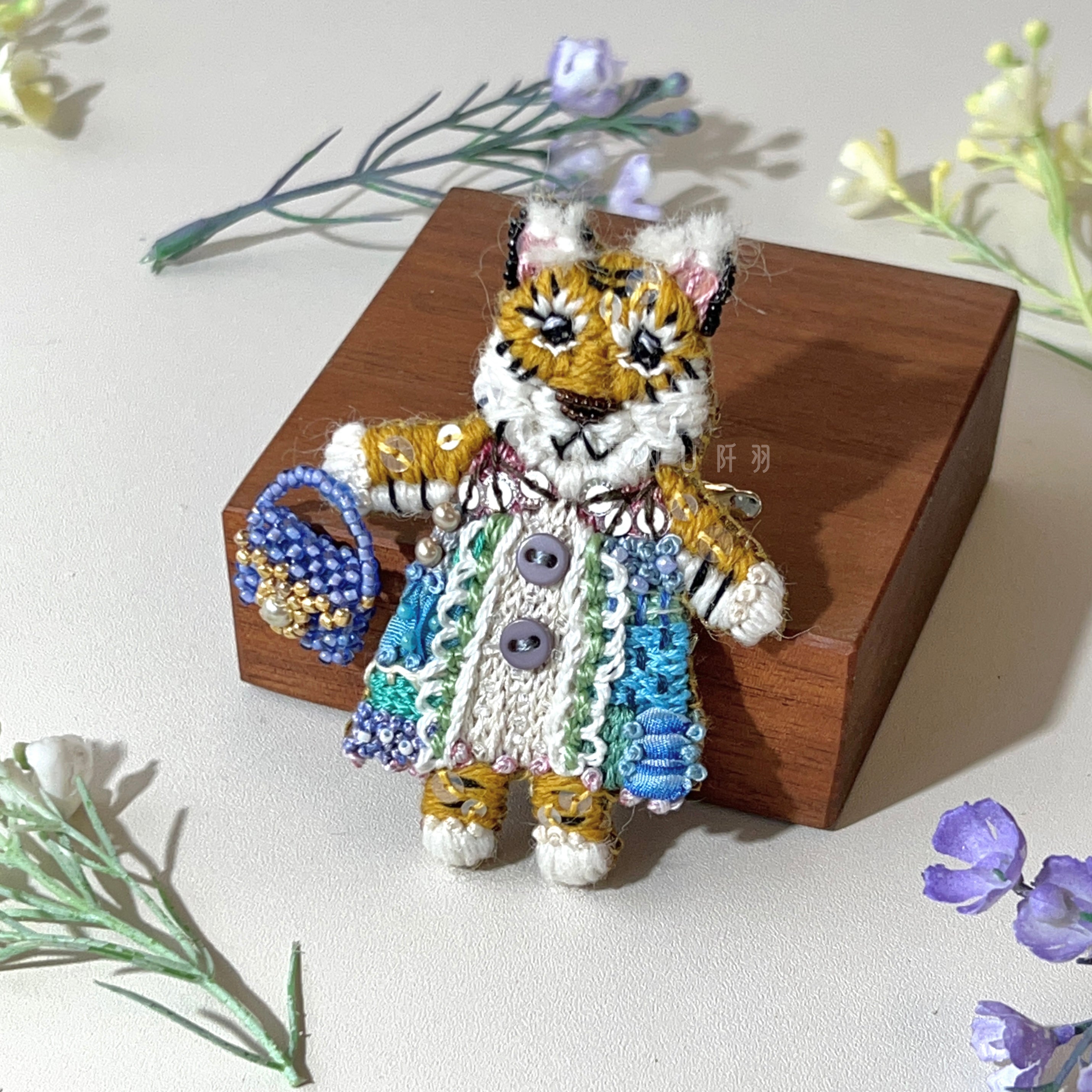 【日本設計師|日本手作飾物|刺繡|髮夾/胸針|兩用】 草間彌生風手袋虎兩用髮夾胸針
