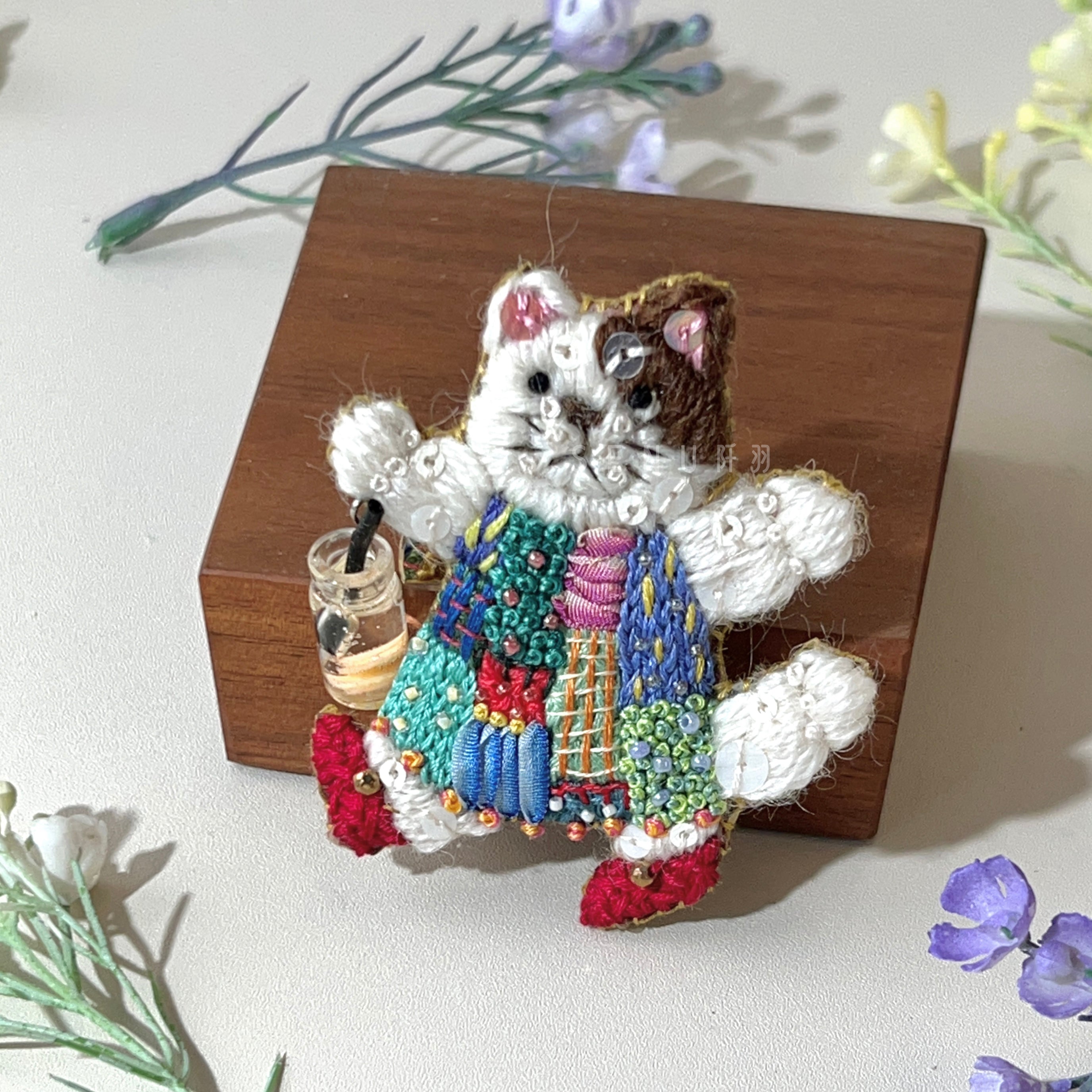 【日本設計師|日本手作飾物|刺繡|髮夾/胸針|兩用】 草間彌生風飲料貓兩用髮夾胸針 I