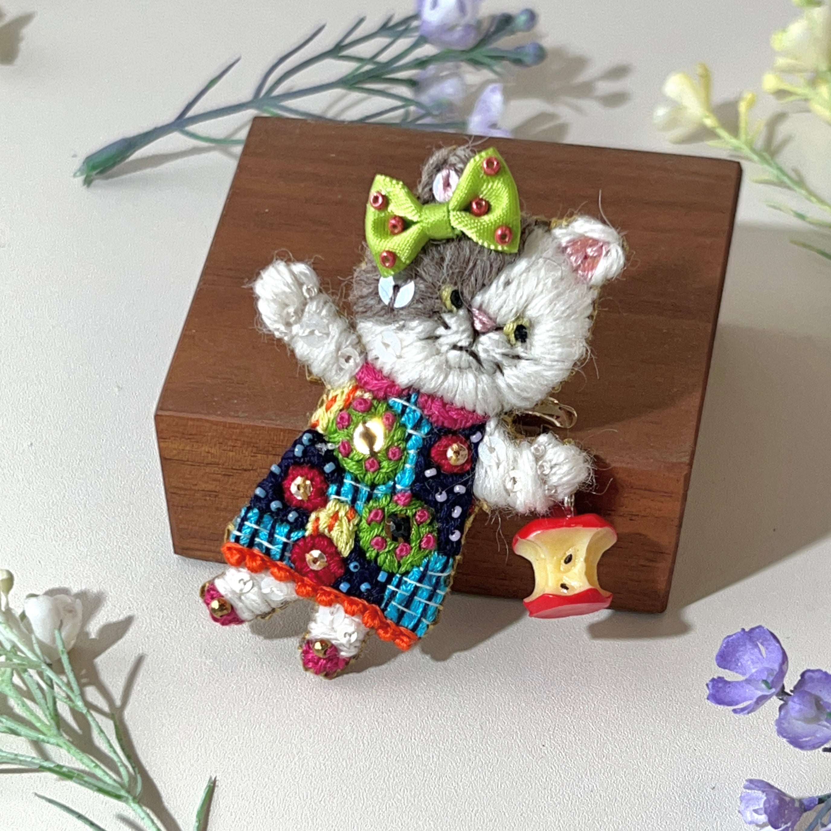 【日本設計師|日本手作飾物|刺繡|髮夾/胸針|兩用】 草間彌生風蘋果貓兩用髮夾胸針 III