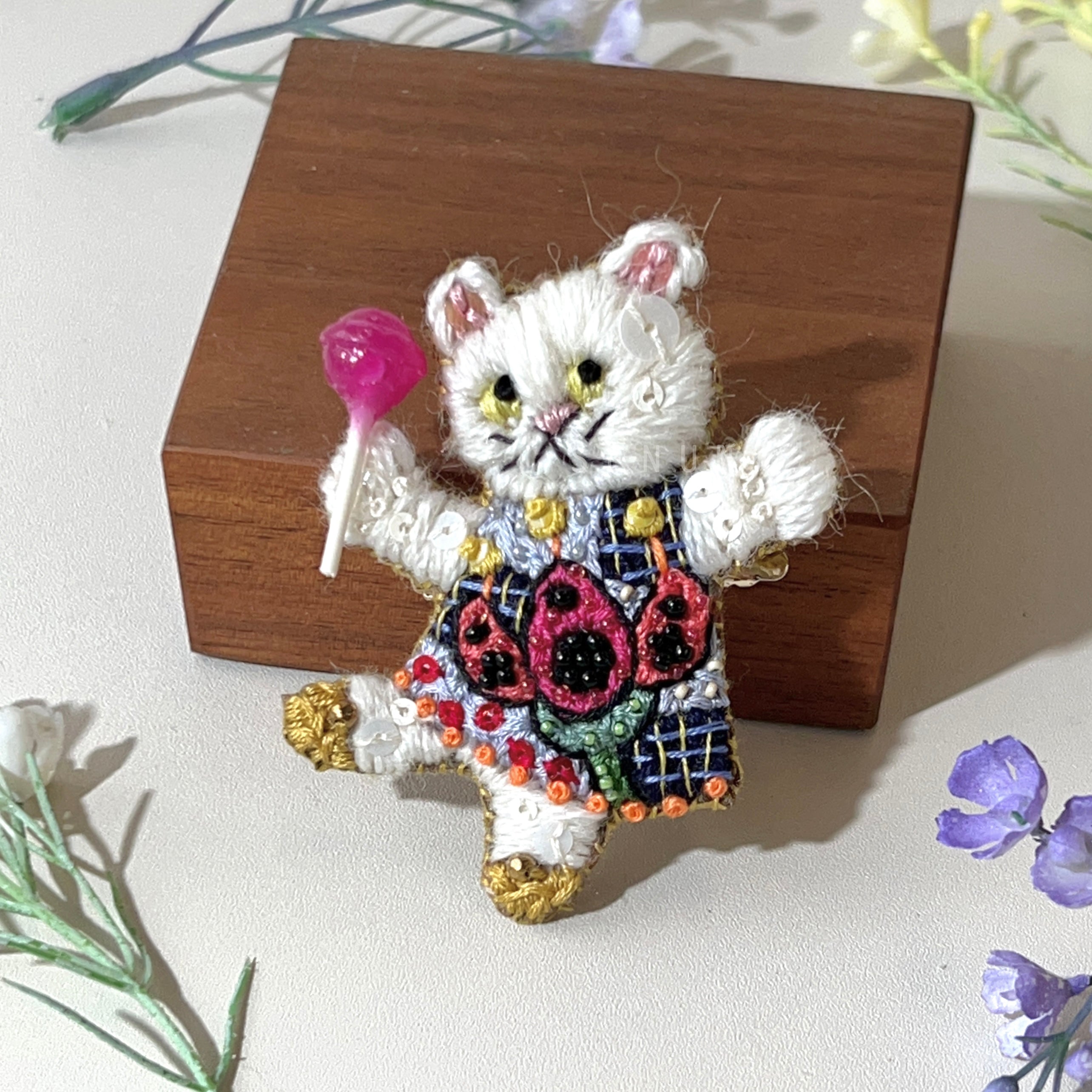 【日本設計師|日本手作飾物|刺繡|髮夾/胸針|兩用】 草間彌生風白貓兩用髮夾胸針