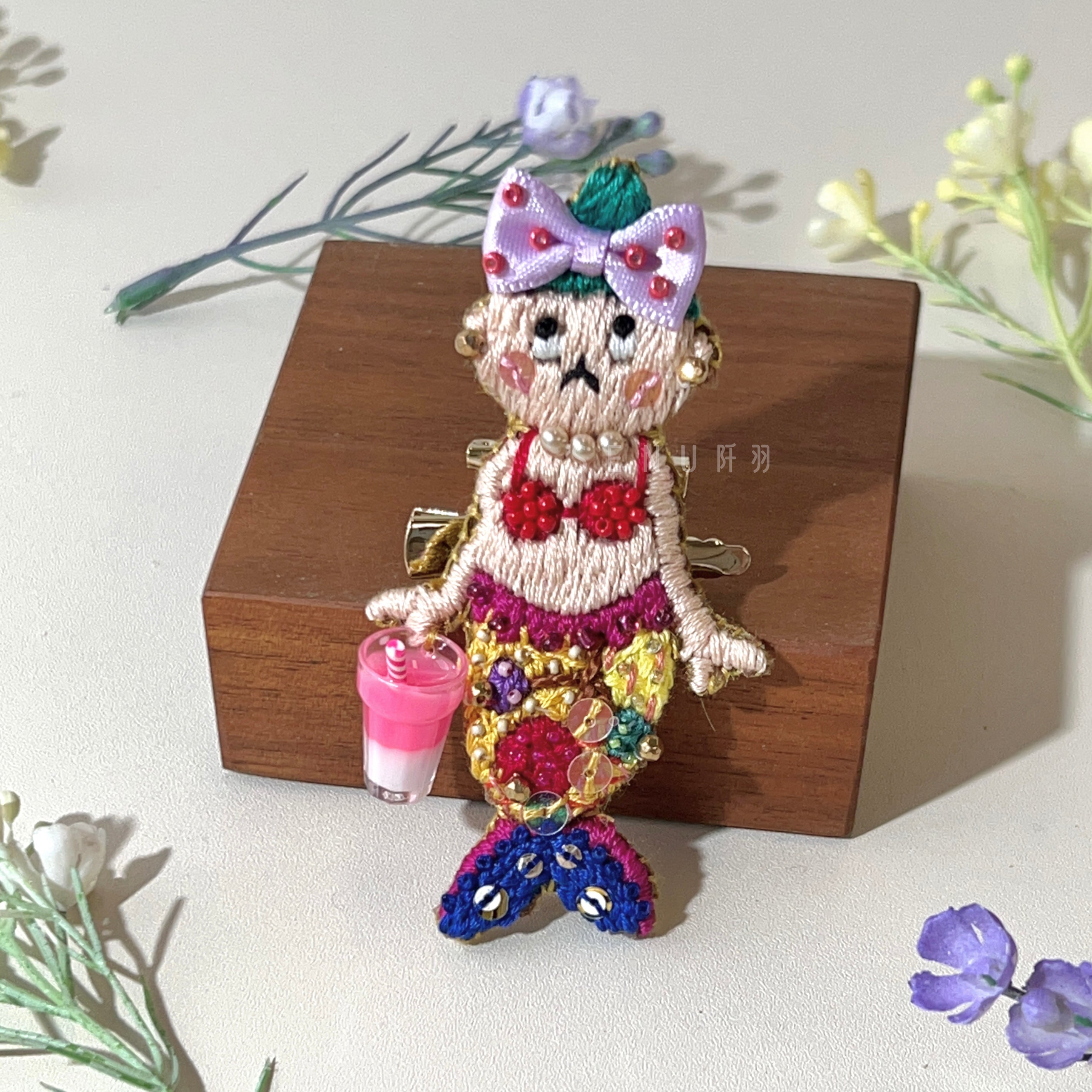【日本設計師|日本手作飾物|刺繡|髮夾/胸針|兩用】 草間彌生風美人魚兩用髮夾胸針 IV