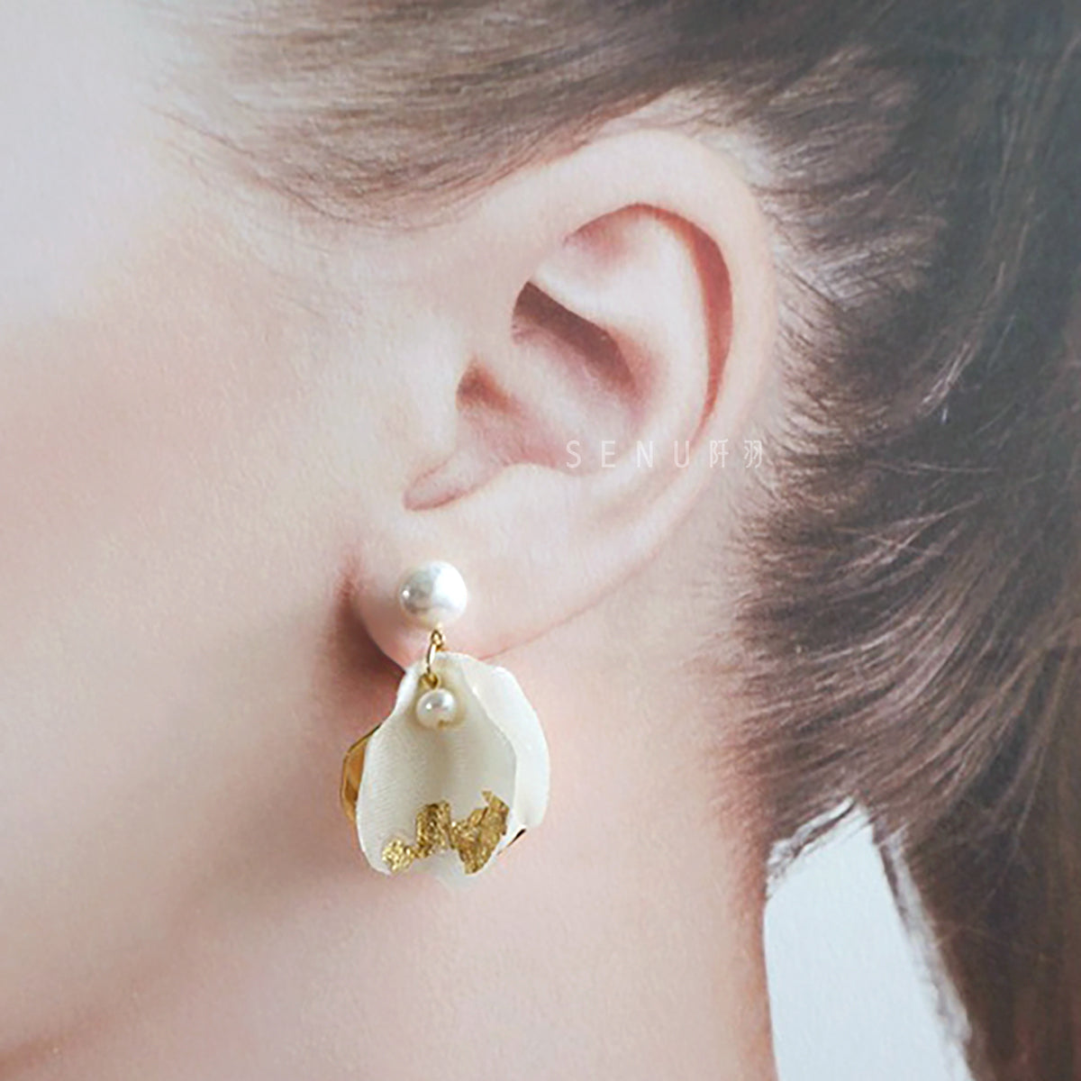 [Japanese craftsman｜Japanese handmade｜bridal accessories｜fabric flowers｜earrings｜earrings] Asymmetrical gold foil petal fabric earrings