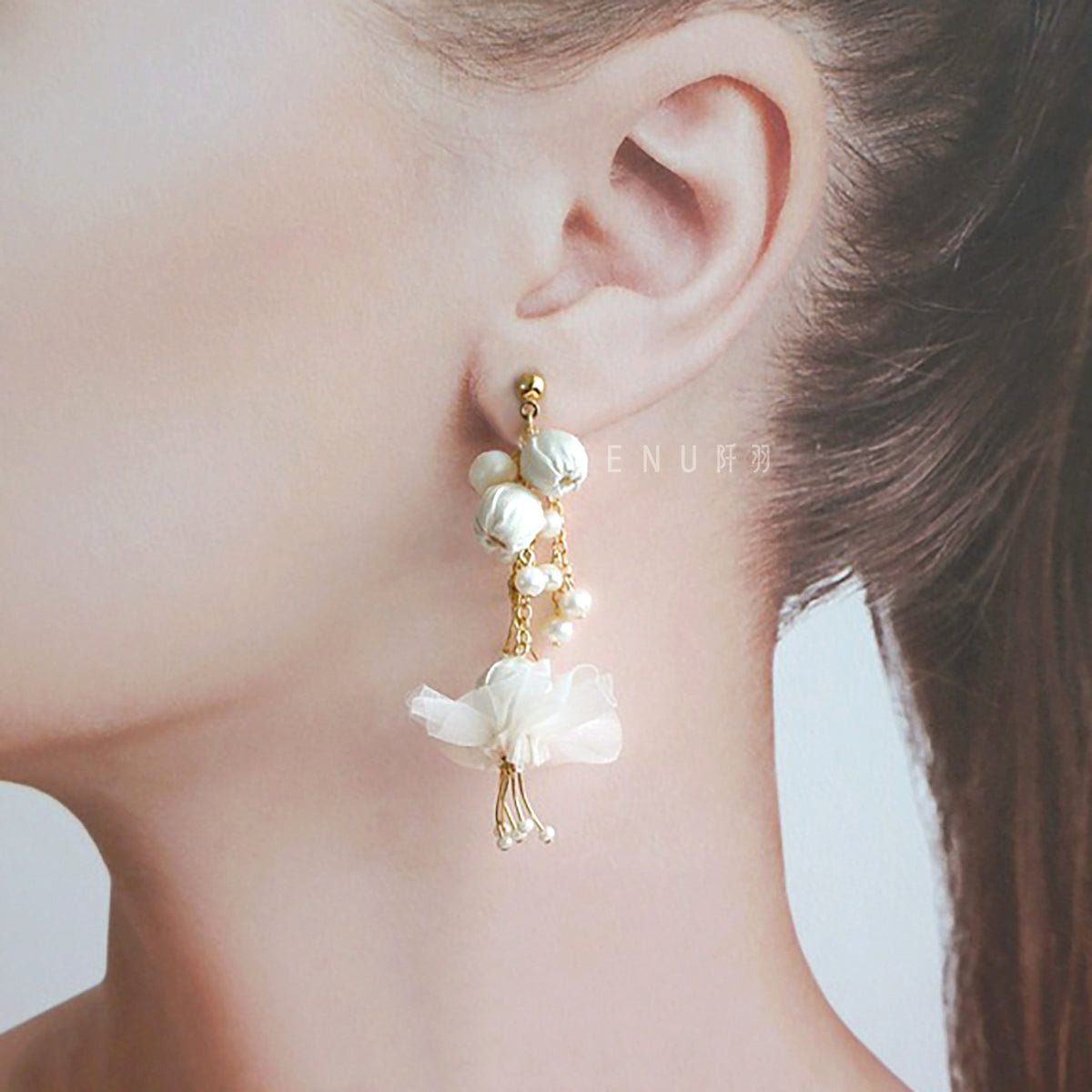 [Japanese craftsman｜Japanese handmade｜bridal accessories｜fabric flowers｜earrings｜earrings] Fabric earrings wrapped in pearl gauze skirt