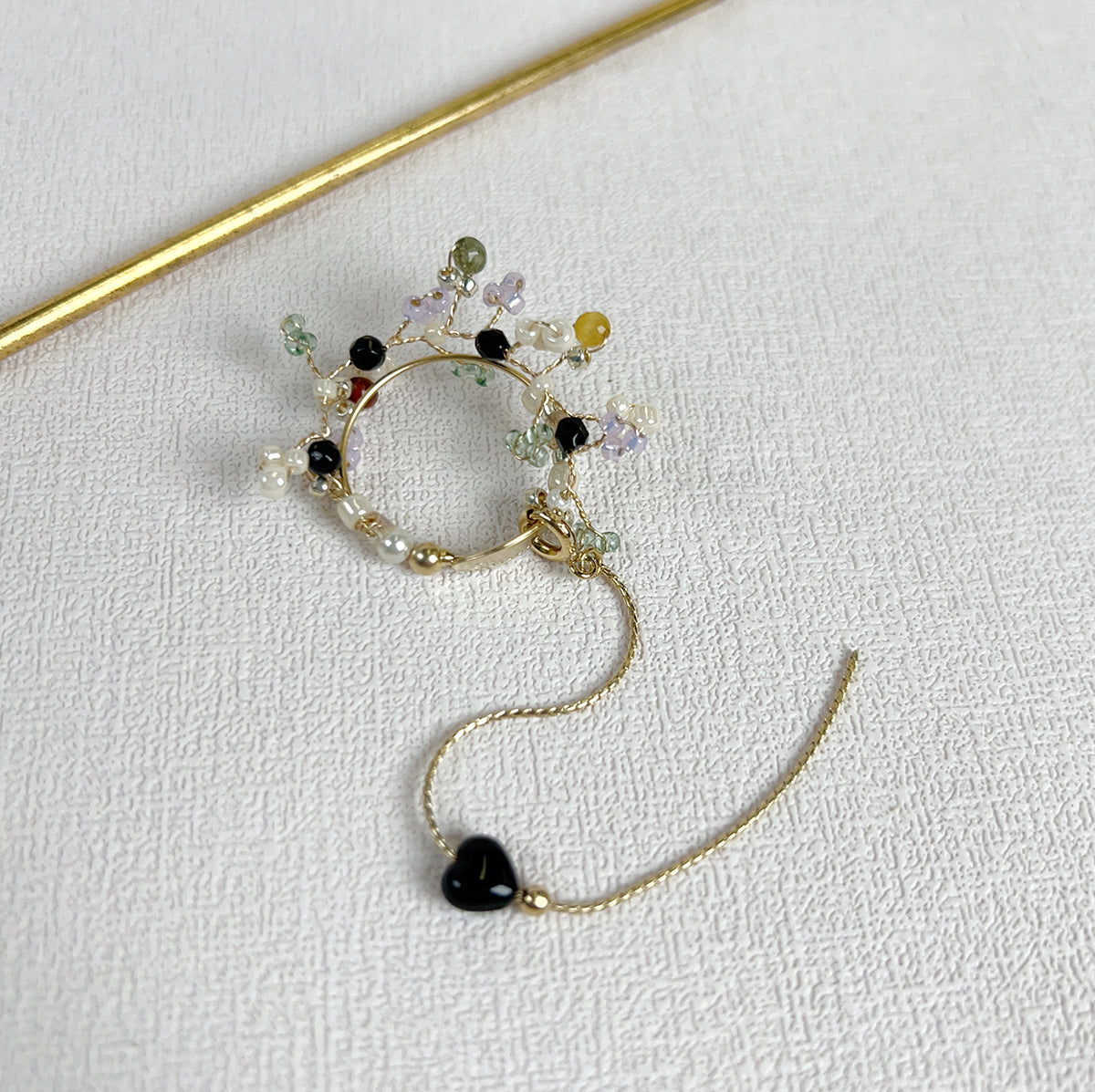 [Japanese craftsman｜Japanese handmade accessories｜Beads｜Earrings｜Ear cuffs] Wire-wound beaded hanging chain ear cuffs_[Size_L]