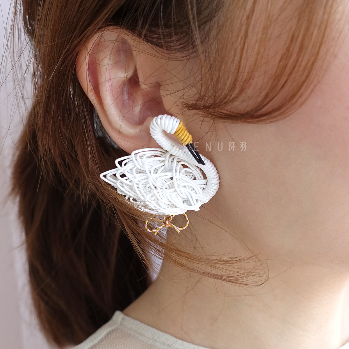 [Japanese craftsmen | Japanese handmade accessories | Mizuhiki | Earrings | Earrings] Swan bow Mizuhiki knot handmade earrings