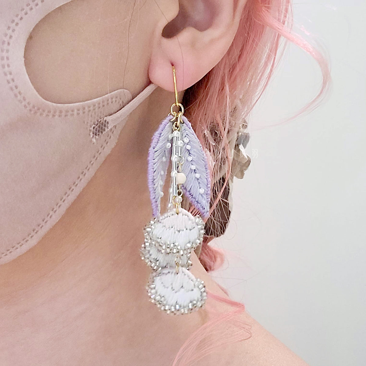 [Japanese Designer | Japanese Handmade Accessories | Embroidery | Earrings | Earrings] Hanging flower embroidery bead earrings