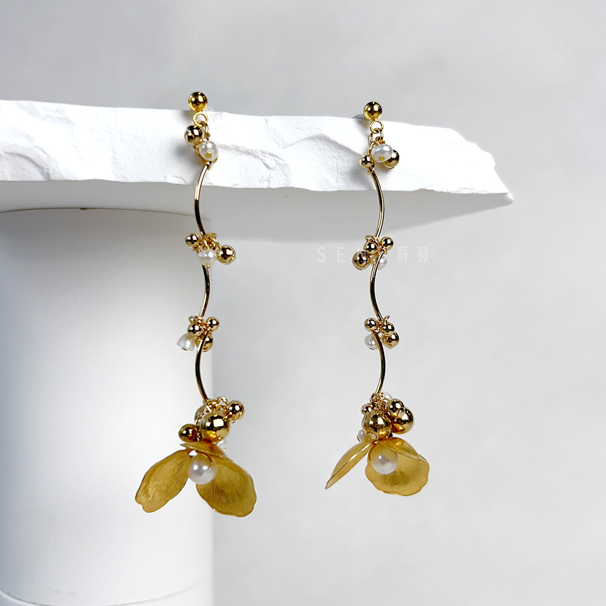 [Japanese Designer｜Japanese Handmade Accessories｜Resin｜Earrings｜Earrings] Brass bouquet and pearl pendant chain earrings