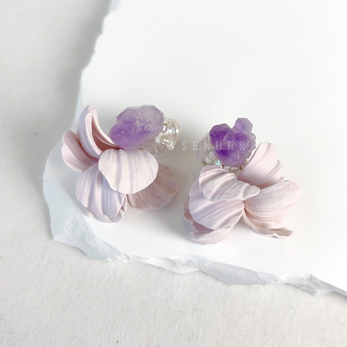 [Japanese Designer | Japanese Handmade Accessories | Resin | Earrings | Earrings] Crystal Freshwater Pearl Resin Petal Earrings