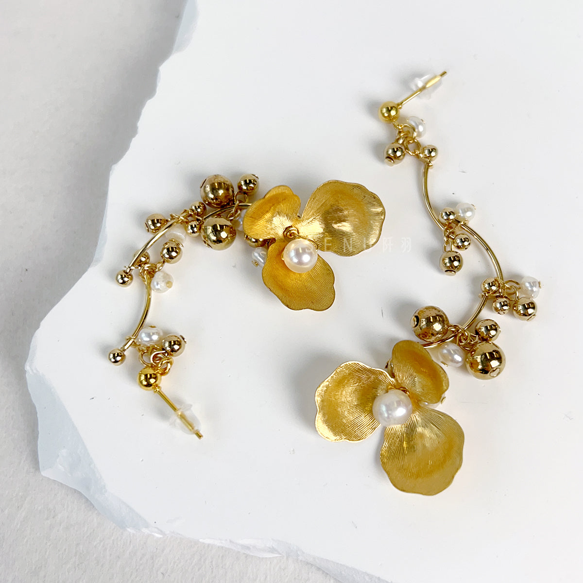 [Japanese Designer｜Japanese Handmade Accessories｜Resin｜Earrings｜Earrings] Brass bouquet and pearl pendant chain earrings