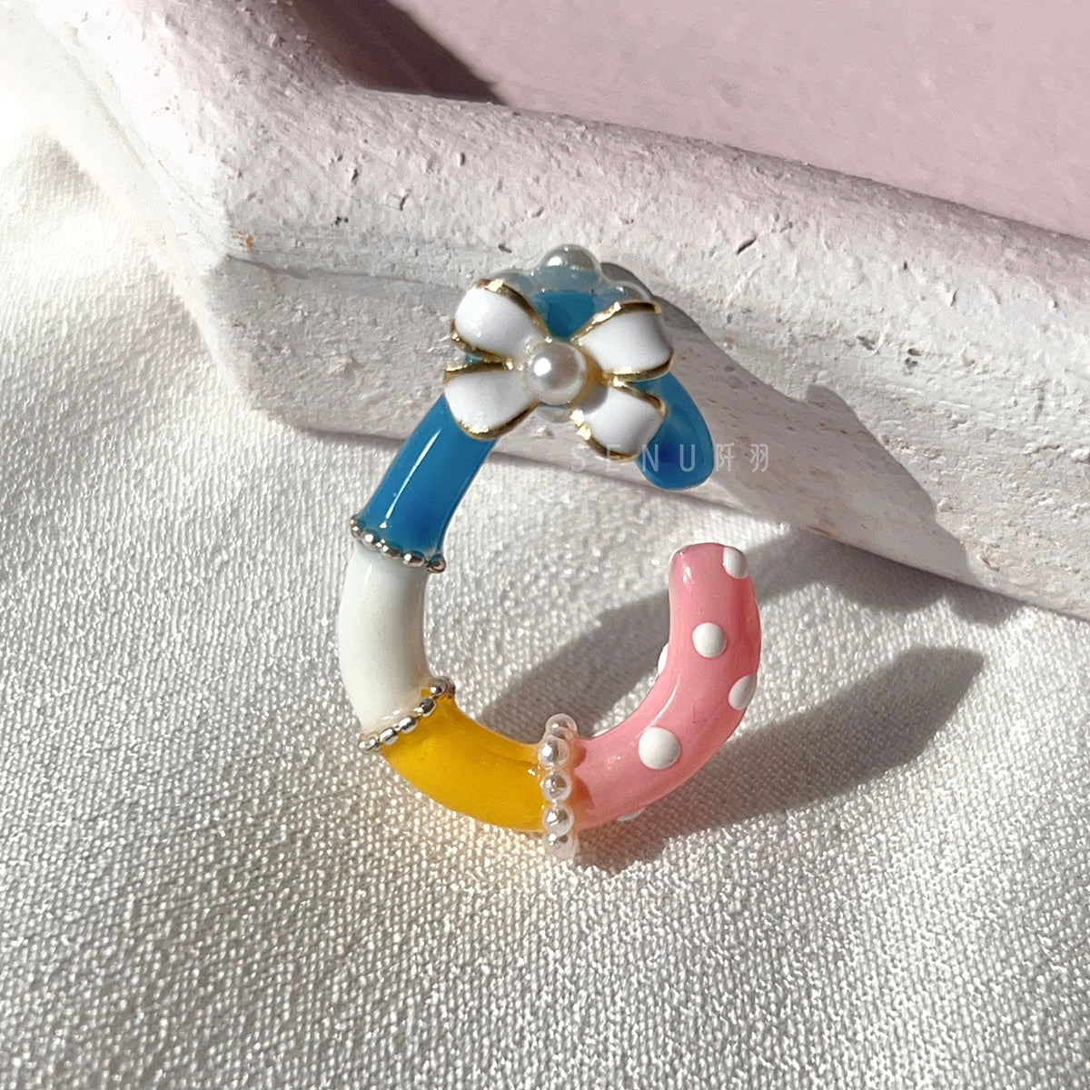 [Japanese designer | Japanese handmade accessories | Resin | Earrings | Ear cuffs] Hand-painted ear cuffs with water drop stickers and bows