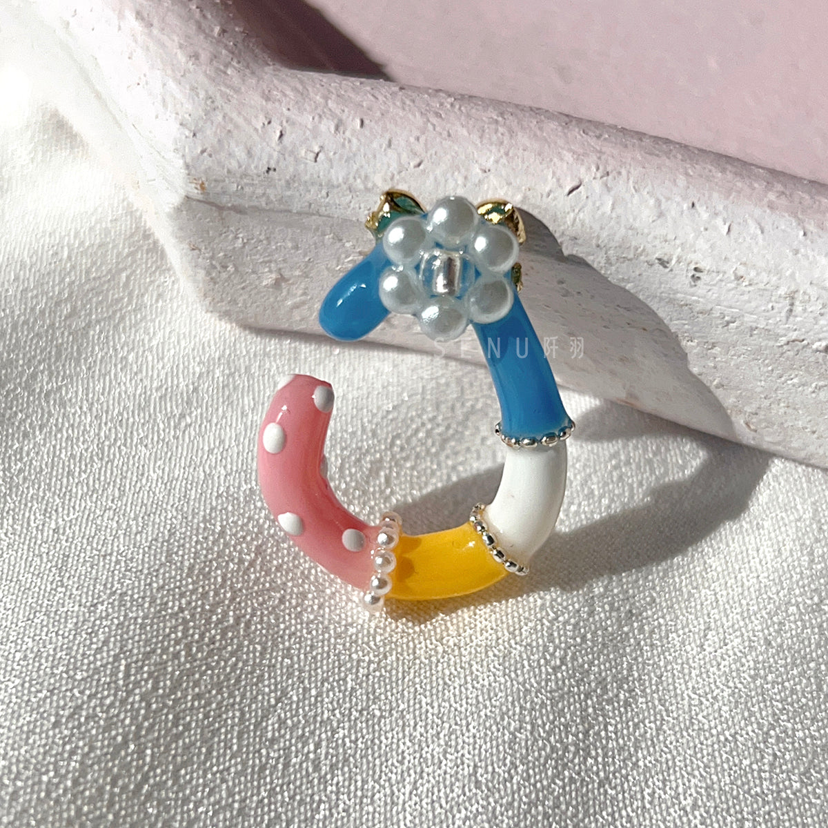 [Japanese designer | Japanese handmade accessories | Resin | Earrings | Ear cuffs] Hand-painted ear cuffs with water drop stickers and bows