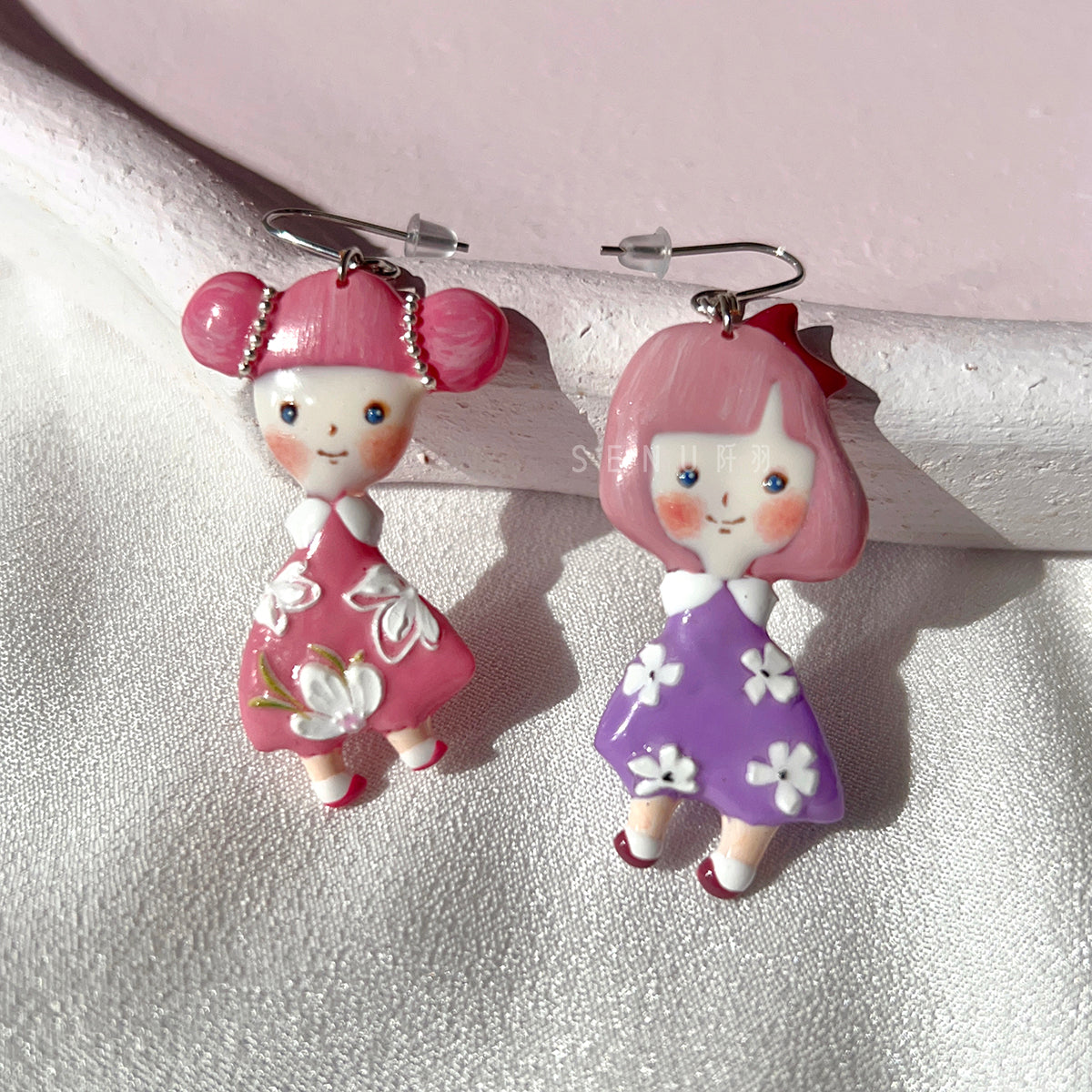 [Japanese Designer｜Japanese Handmade Accessories｜Resin｜Earrings｜Earrings] Hand-painted earrings for girls in twin floral skirts