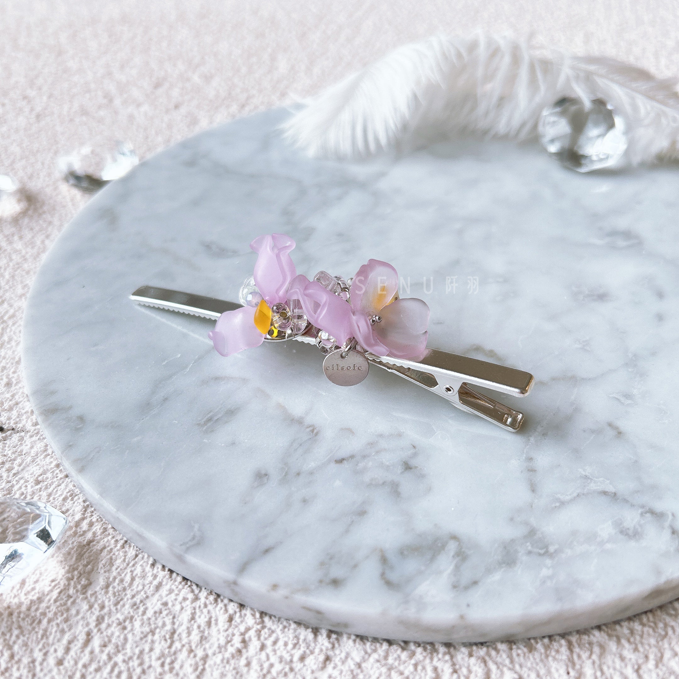[Japanese craftsman｜Japanese handmade accessories｜Beads｜Headwear/hair accessories｜Hairpins] Petal beaded duckbill clip