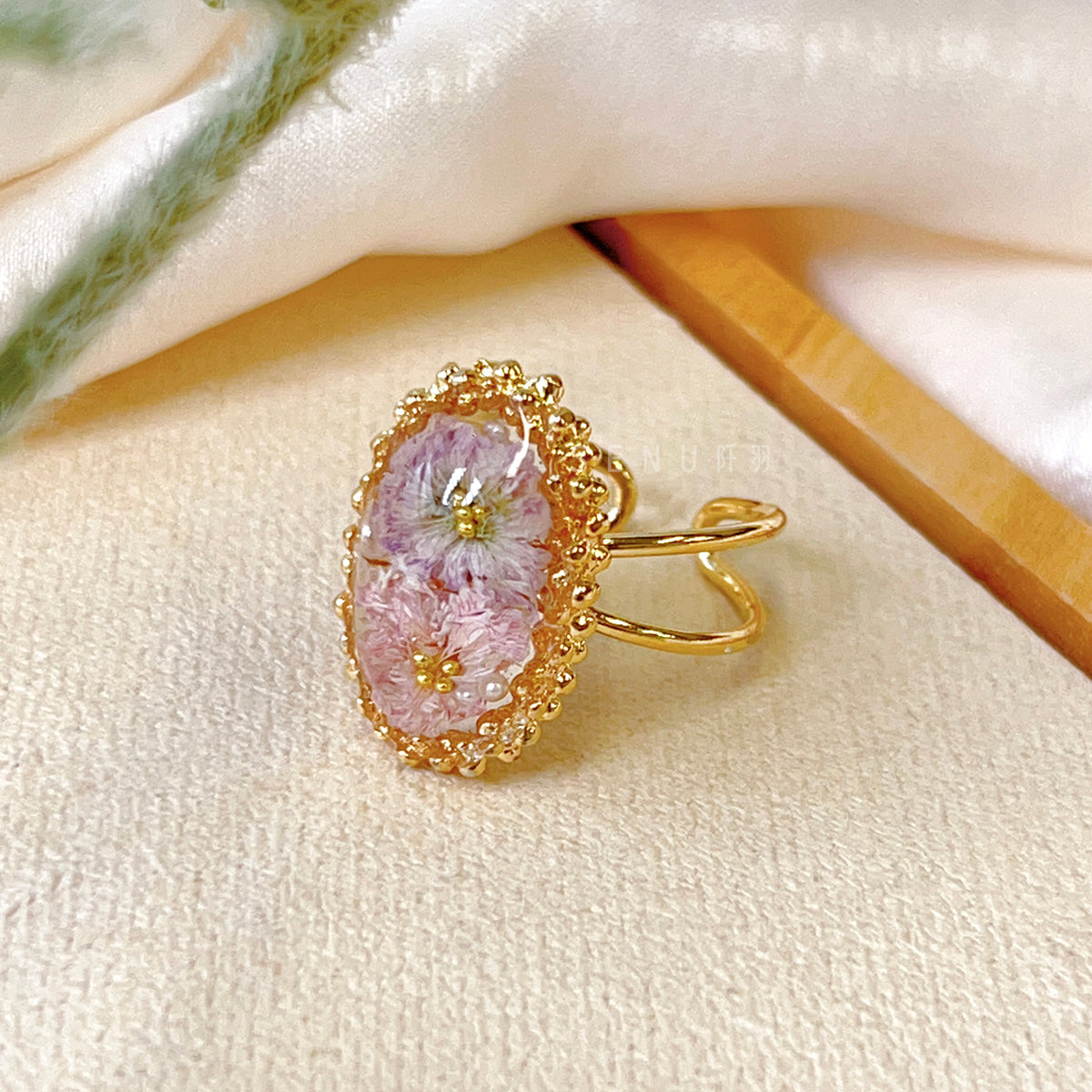 [Japanese designer | Japanese handmade jewelry | Resin | Ring] Oval bean frame resin dried flower ring