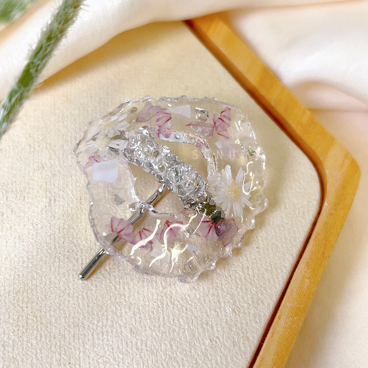 [Japanese Designer｜Japanese Handmade Accessories｜Resin｜Headwear/Hair Accessories｜Hair Buttons] Serrated resin dried flower hair buttons