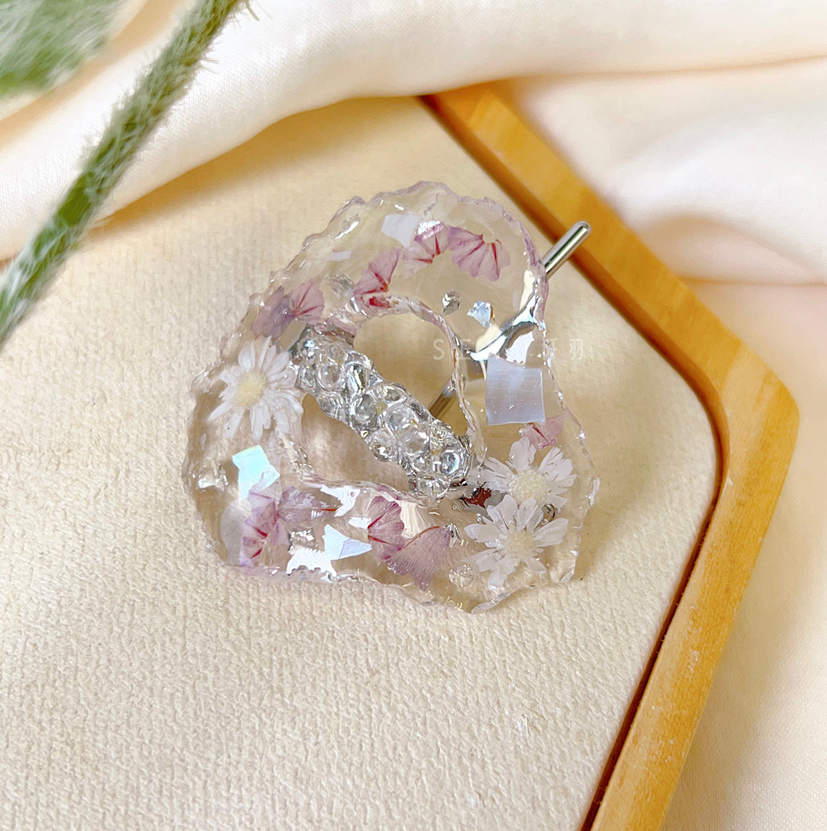 [Japanese Designer｜Japanese Handmade Accessories｜Resin｜Headwear/Hair Accessories｜Hair Buttons] Serrated resin dried flower hair buttons