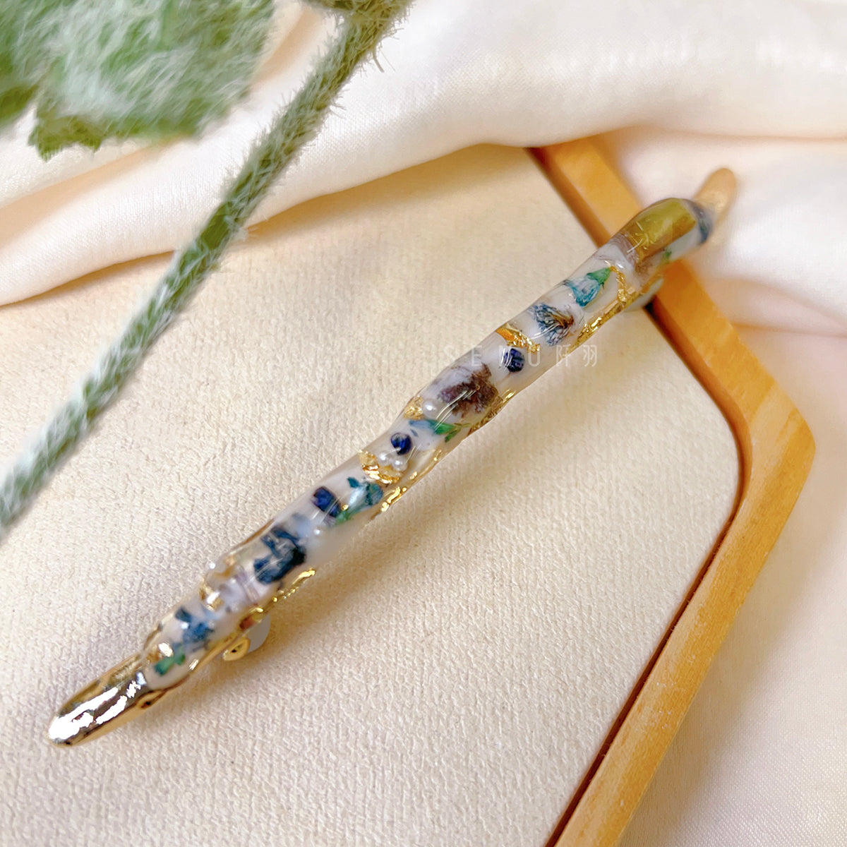 [Japanese Designer | Japanese Handmade Accessories | Resin | Headwear/Hair Accessories | Hairpins] Gold foil pearl resin dried flower hairpins