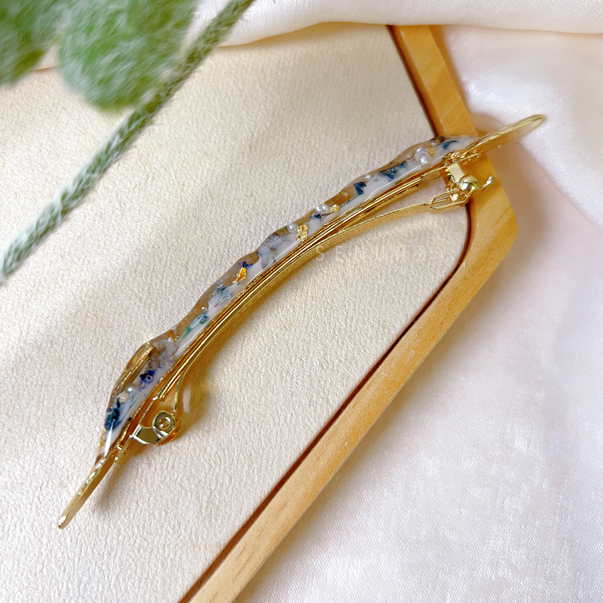 [Japanese Designer | Japanese Handmade Accessories | Resin | Headwear/Hair Accessories | Hairpins] Gold foil pearl resin dried flower hairpins