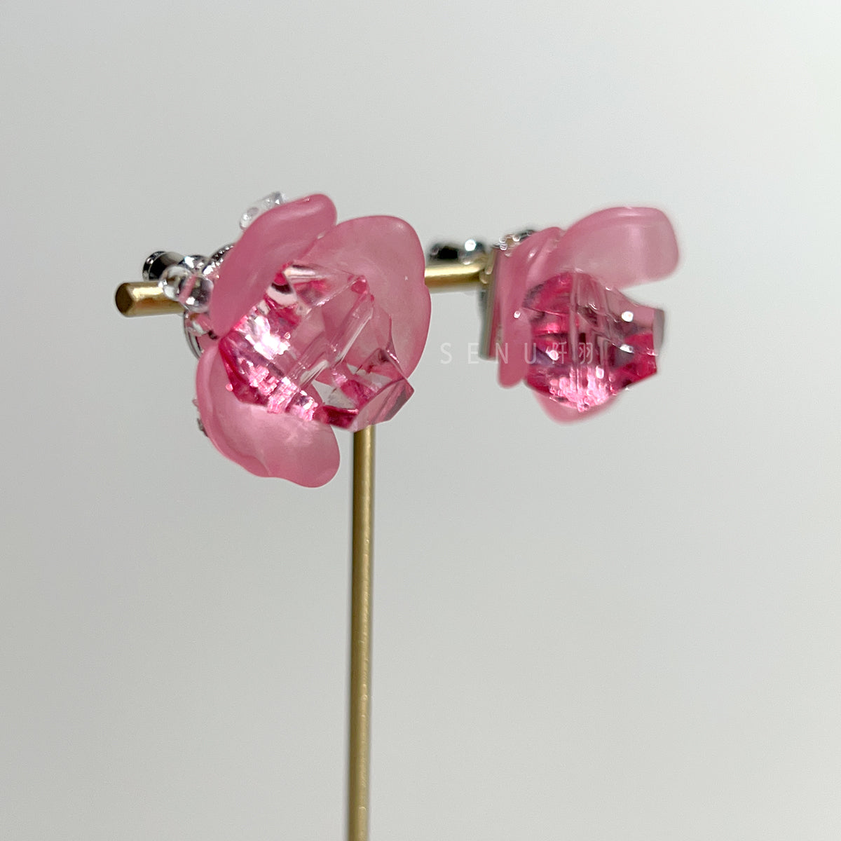 [Japanese craftsman｜Japanese handmade accessories｜Beads｜Earrings｜Ear cuffs] Irregular ashlar flower beaded earrings