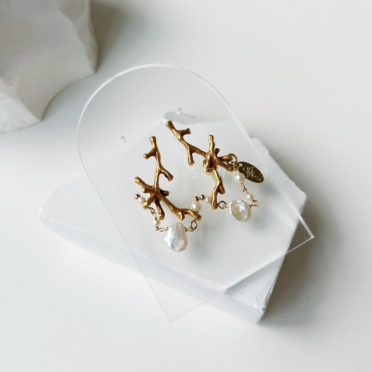 [Japanese craftsman｜Japanese handmade accessories｜Beads｜Earrings｜Earrings] Dendritic pearl beaded earrings