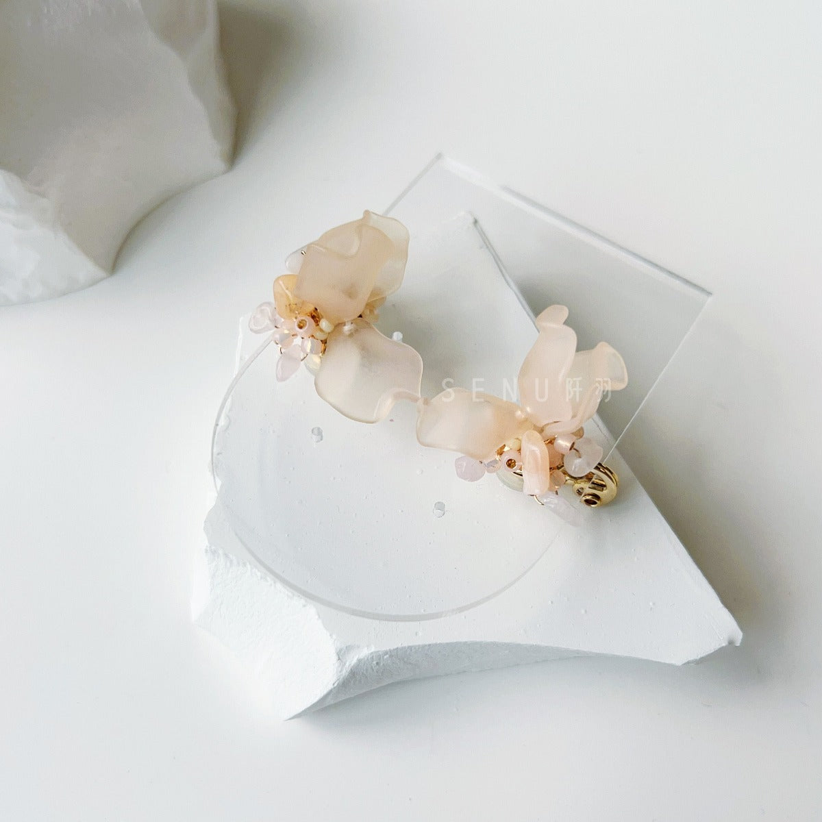 [Japanese craftsman | Japanese handmade jewelry | Beads | Earrings | Earrings] Pink apricot petal beaded earrings