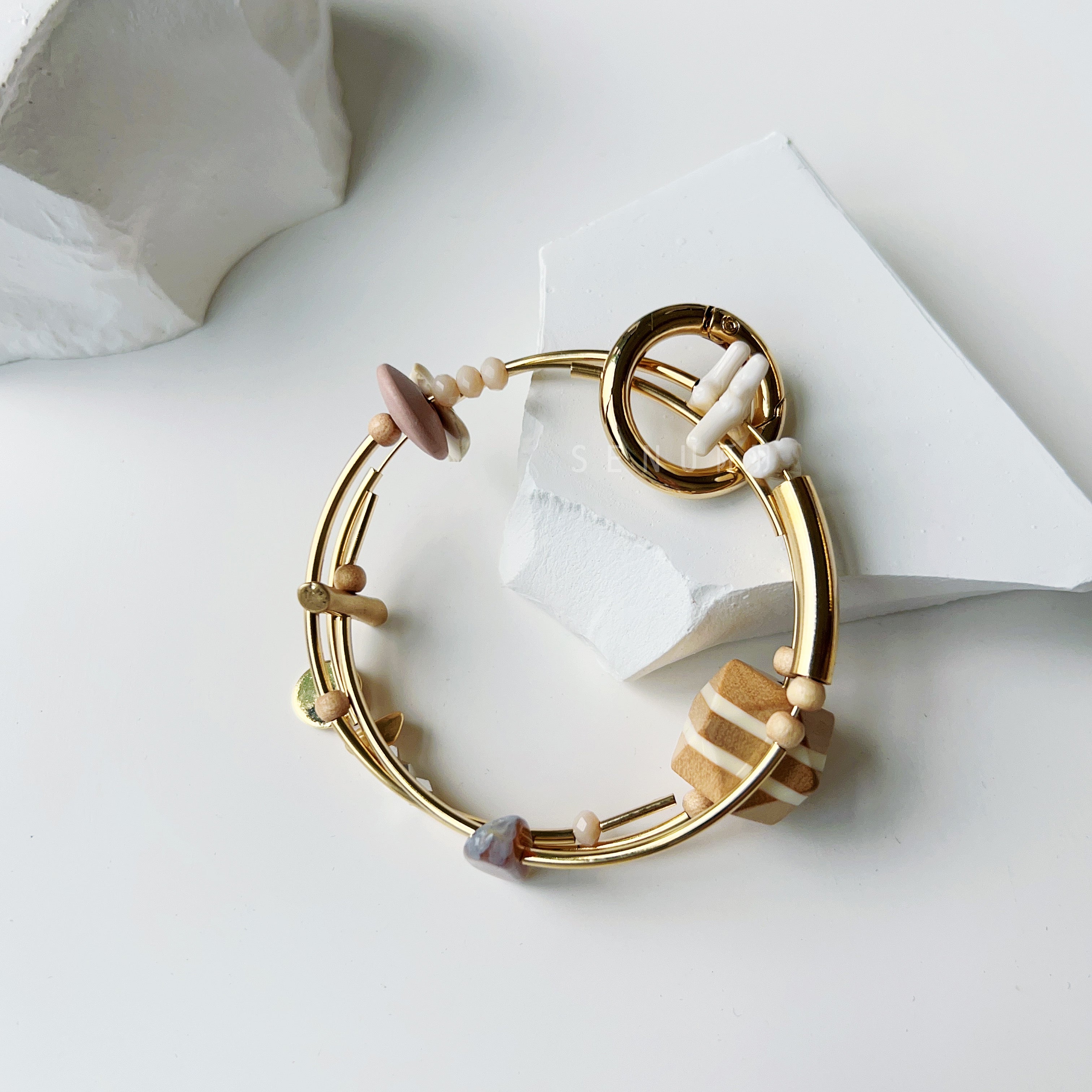 [Japanese craftsman｜Japanese handmade accessories｜Beads｜Mobile phone ring] Wooden beaded mobile phone ring