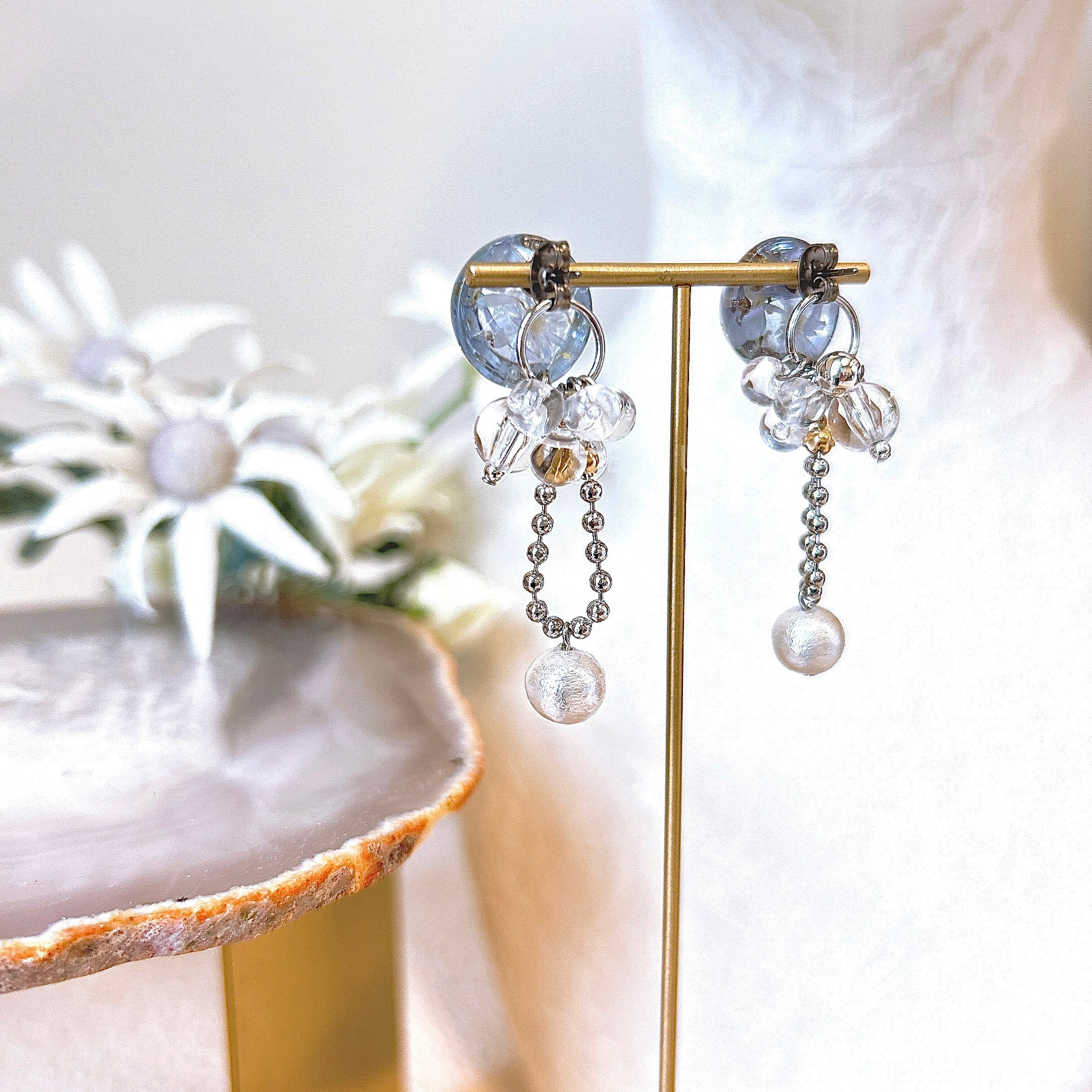[Japanese Designer | Japanese Handmade Accessories | Resin | Earrings | Earrings] Ball chain resin dried flower dual-purpose earrings