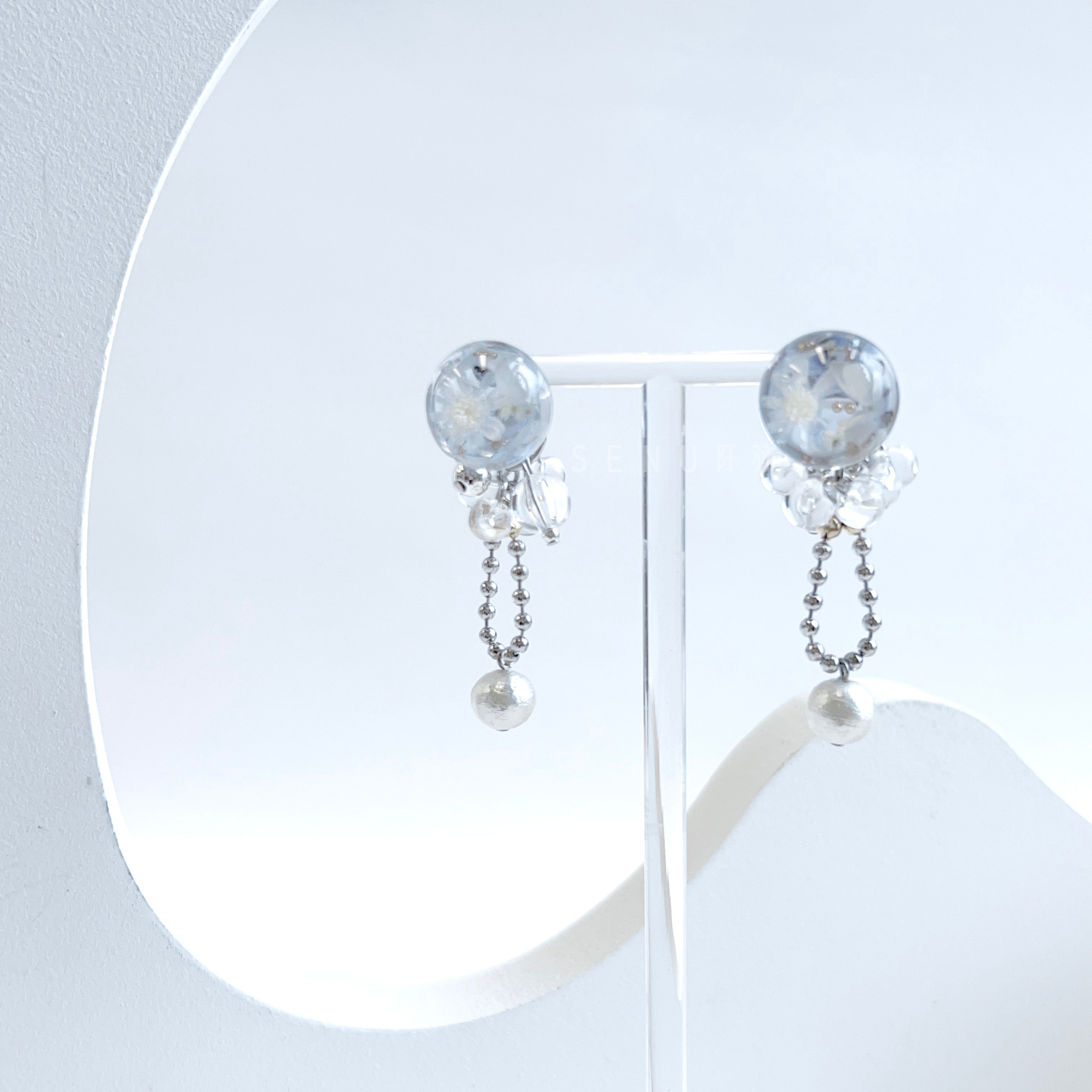 [Japanese Designer | Japanese Handmade Accessories | Resin | Earrings | Earrings] Ball chain resin dried flower dual-purpose earrings