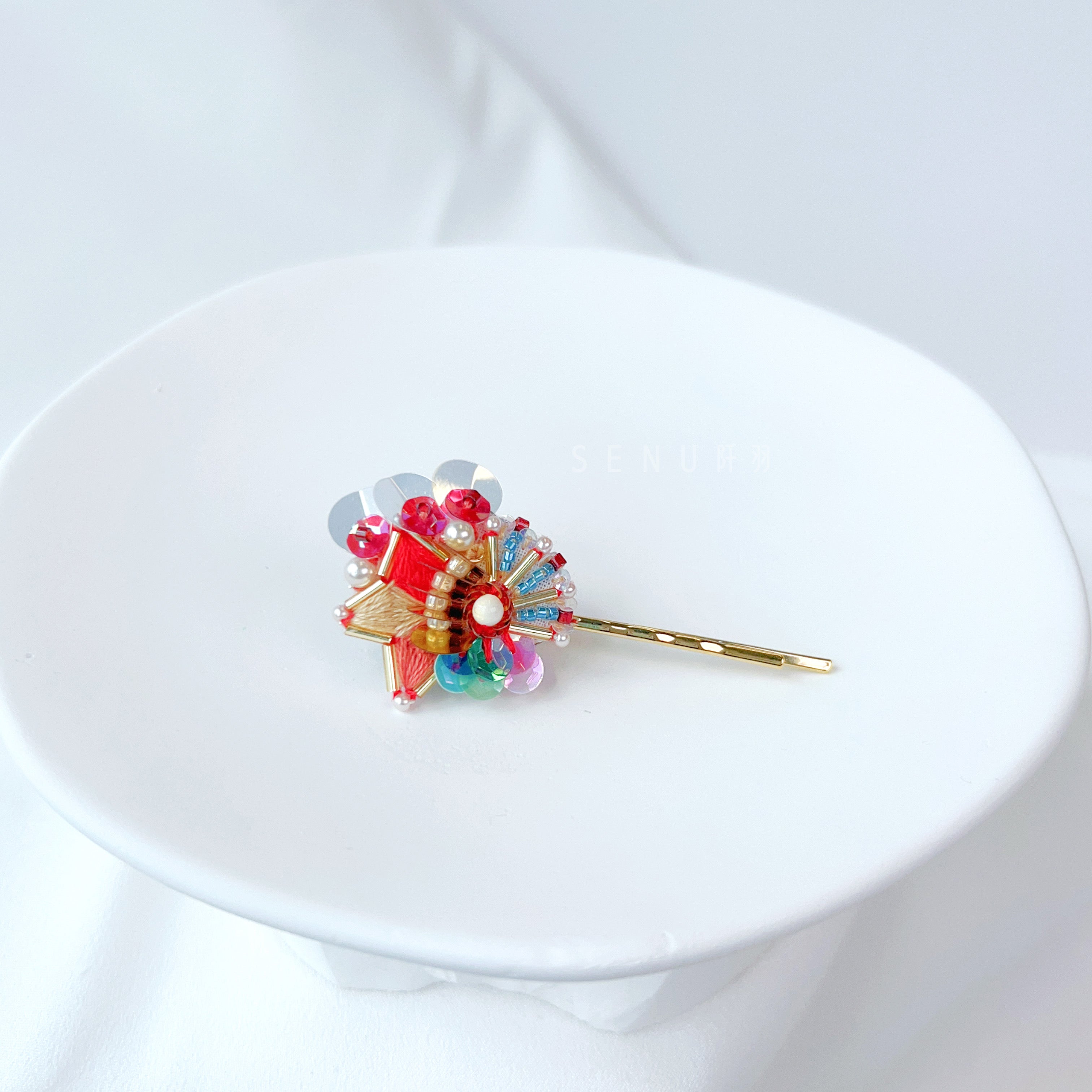 【日本手藝師｜日本手作飾物｜刺繡｜頭飾/髮飾｜髮夾】 煙火釘珠刺繡一字髮夾