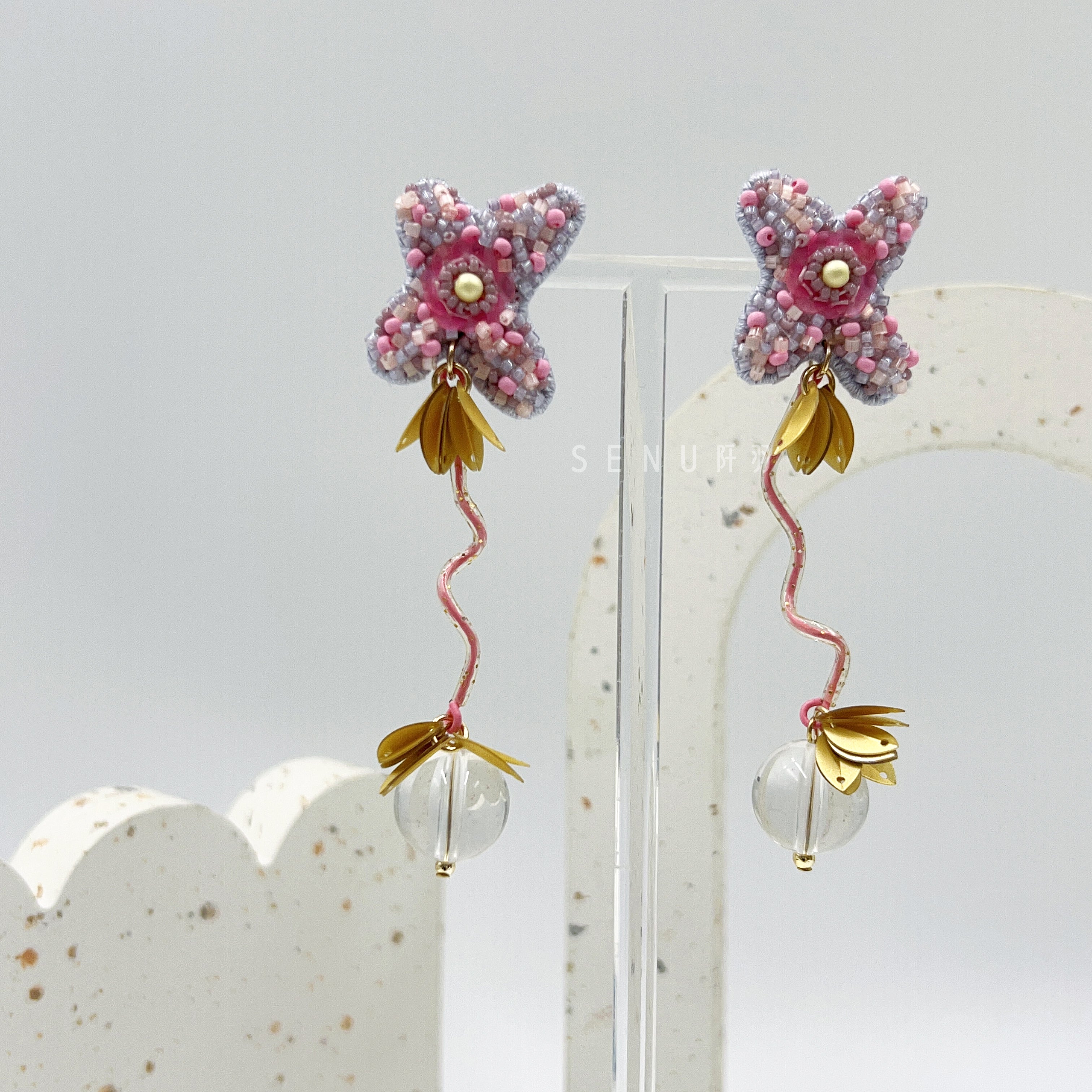 【日本設計師｜日本手作飾物｜刺繡｜耳飾｜耳環】 花形扭扭管刺繡耳環