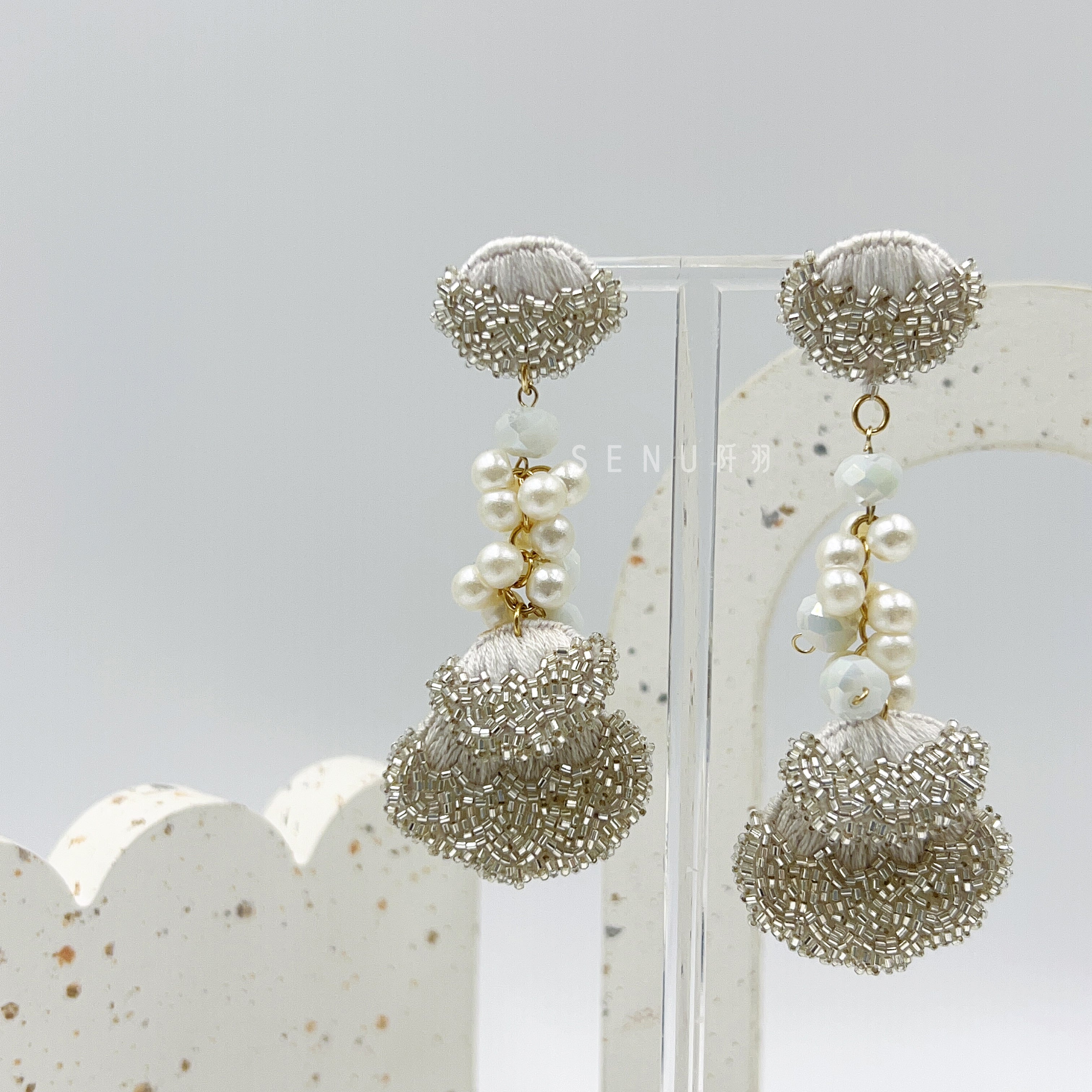 [Japanese Designer | Japanese Handmade Accessories | Embroidery | Earrings | Earrings] Fan-shaped pearl string rice bead embroidery earrings