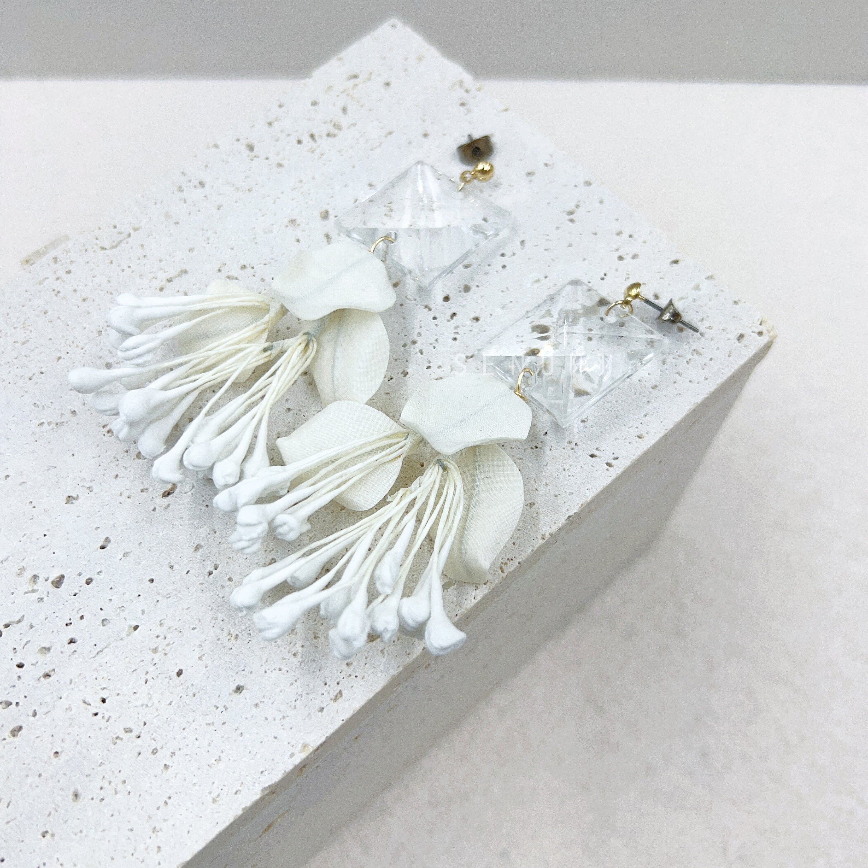 [Japanese craftsman｜Japanese handmade ornaments｜fabric flowers｜earrings｜earrings] Generous bead flower core cloth flower earrings