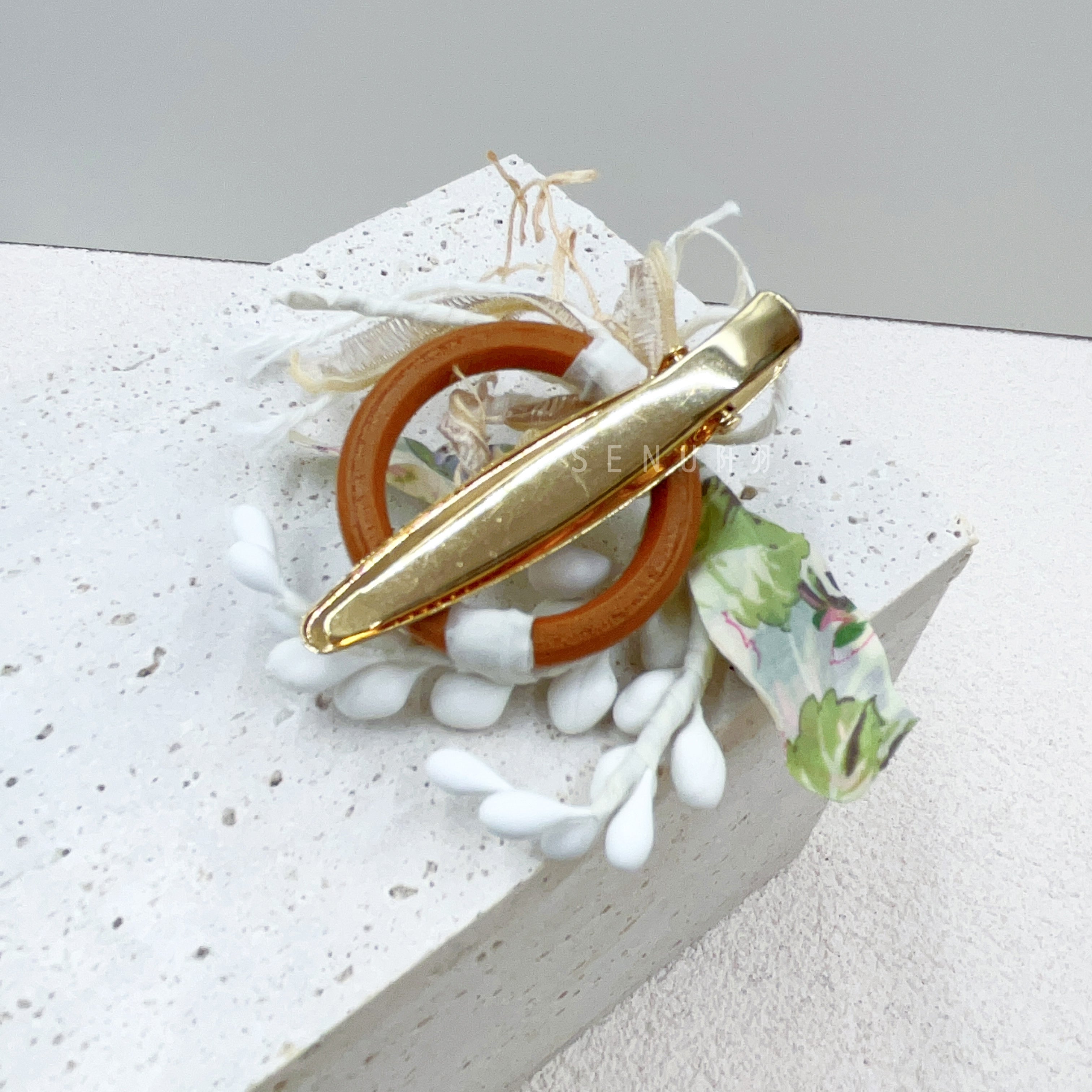 [Japanese craftsmen | Japanese handmade accessories | cloth flowers | headwear/hair accessories | hairpins] Wood circle leaf cloth flower hairpins