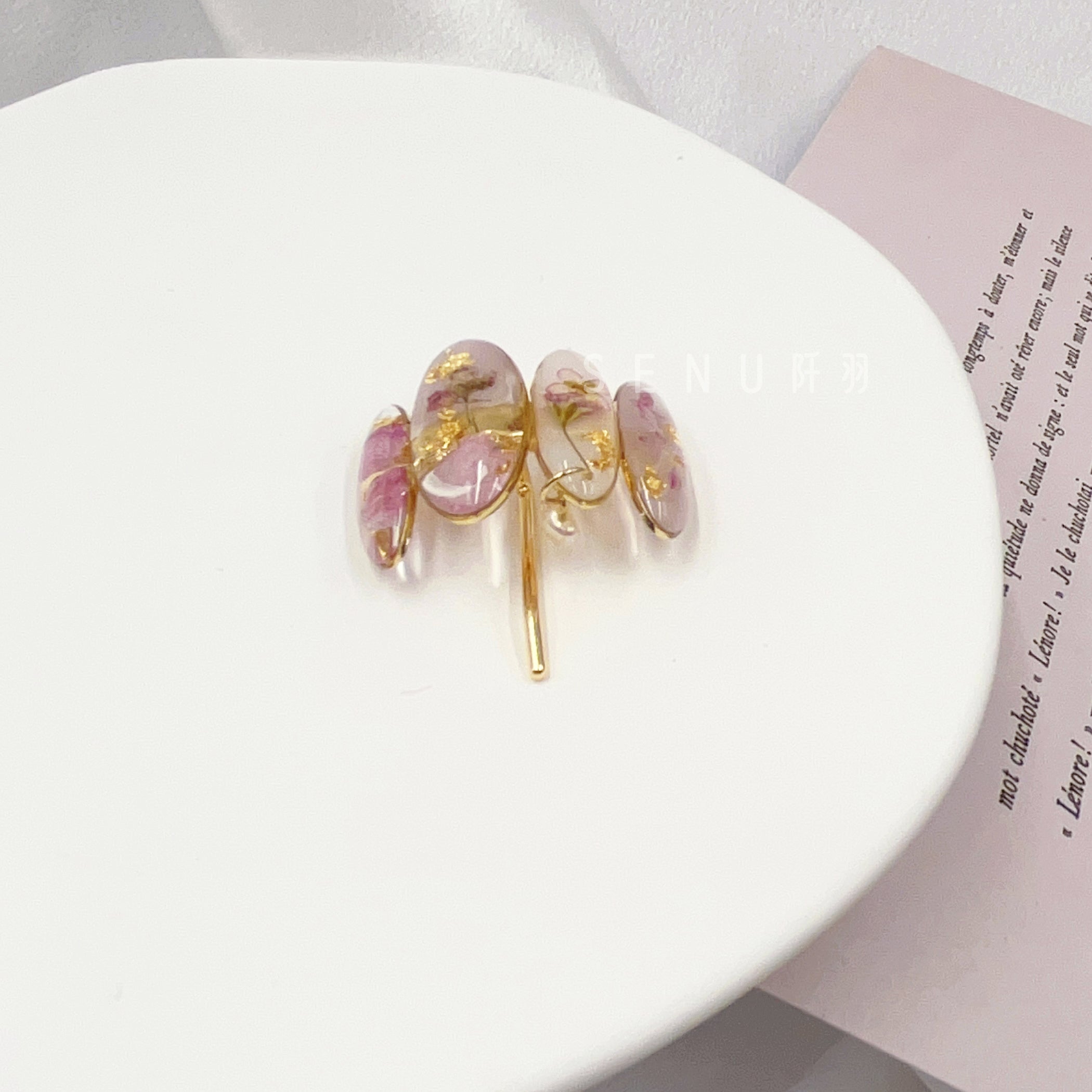 [Japanese designer | Japanese handmade accessories | Resin | Headwear/hair accessories | Hair buttons] Oval resin dried flower hair buttons