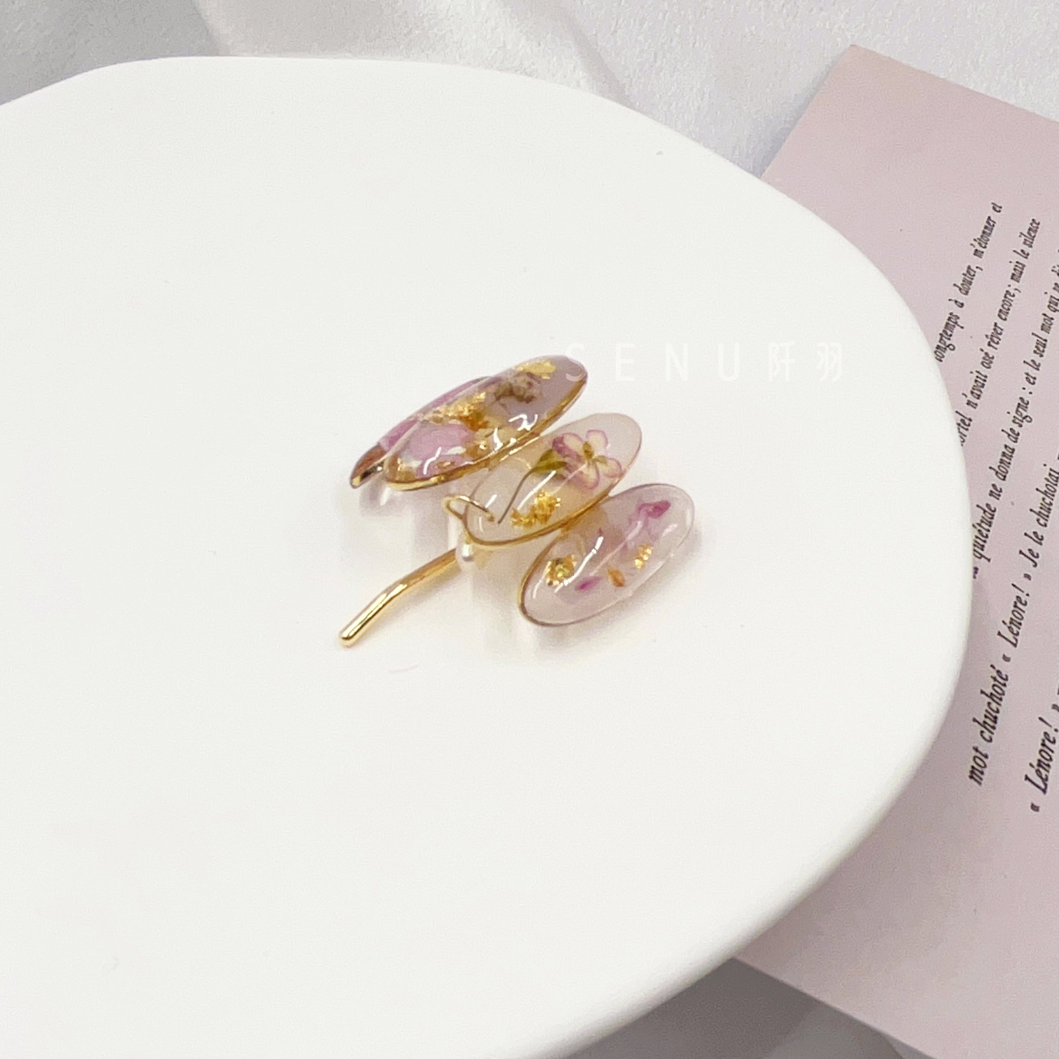 [Japanese designer | Japanese handmade accessories | Resin | Headwear/hair accessories | Hair buttons] Oval resin dried flower hair buttons