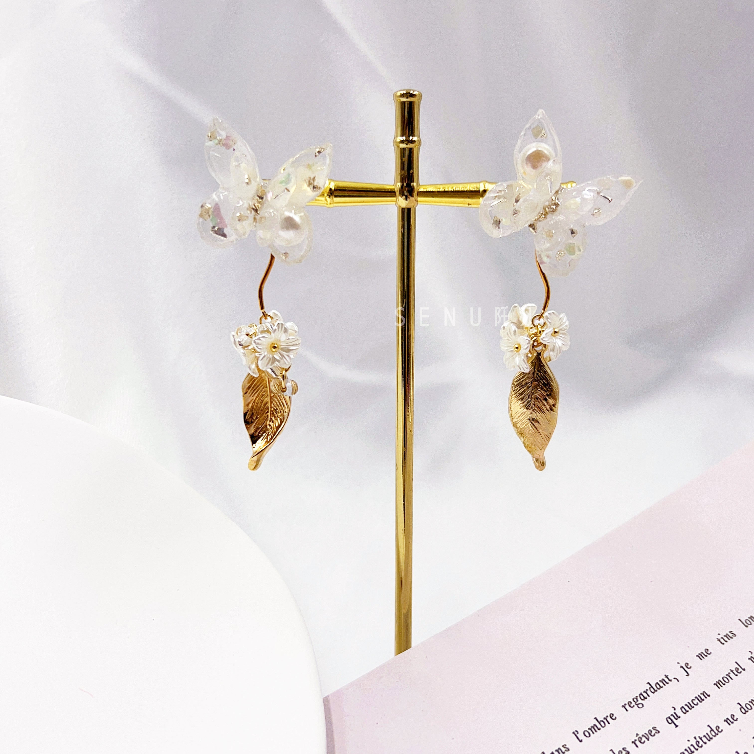 [Japanese Designer | Japanese Handmade Ornaments | Resin | Earrings | Earrings] Butterfly resin dried flower dual-purpose earrings