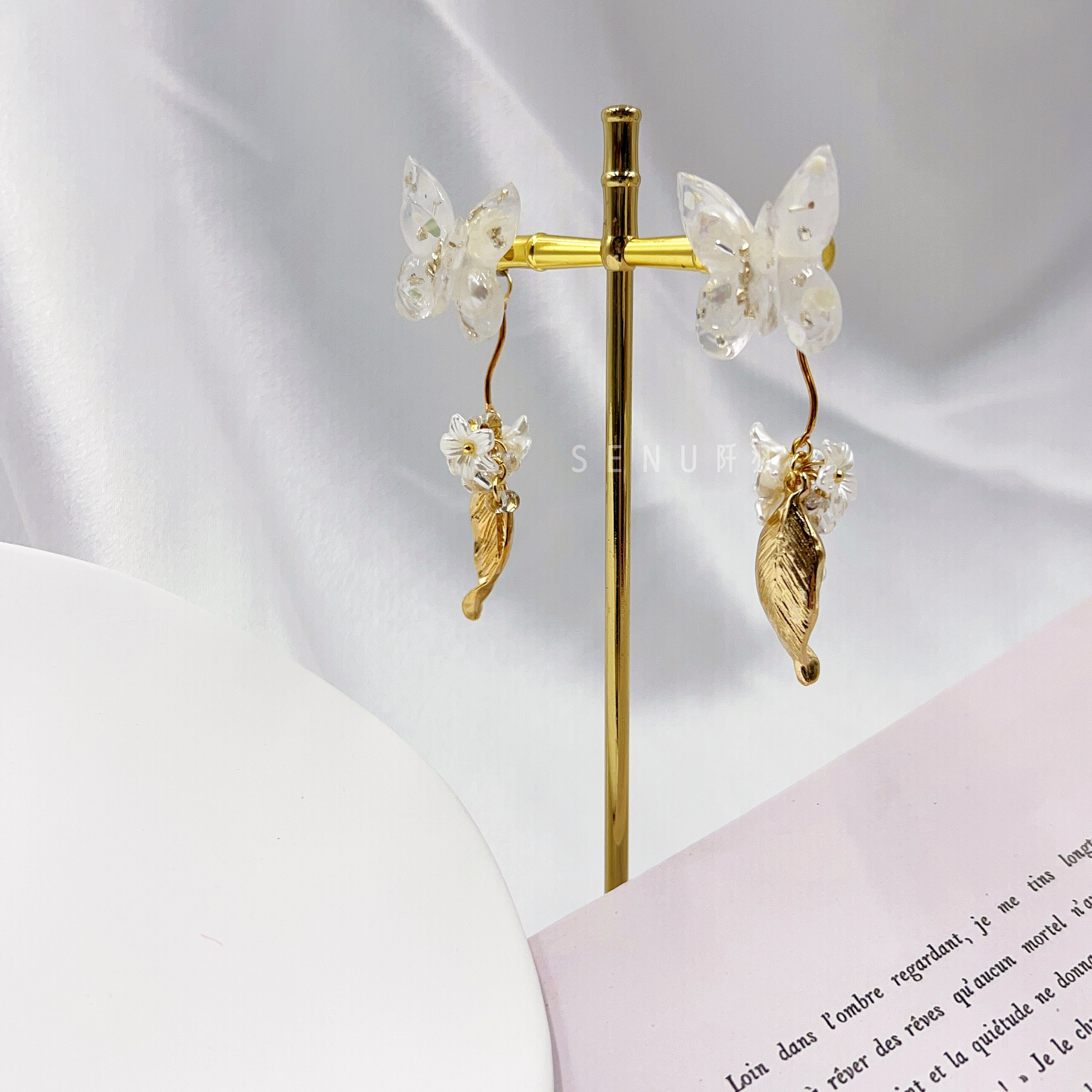 [Japanese Designer | Japanese Handmade Ornaments | Resin | Earrings | Earrings] Butterfly resin dried flower dual-purpose earrings