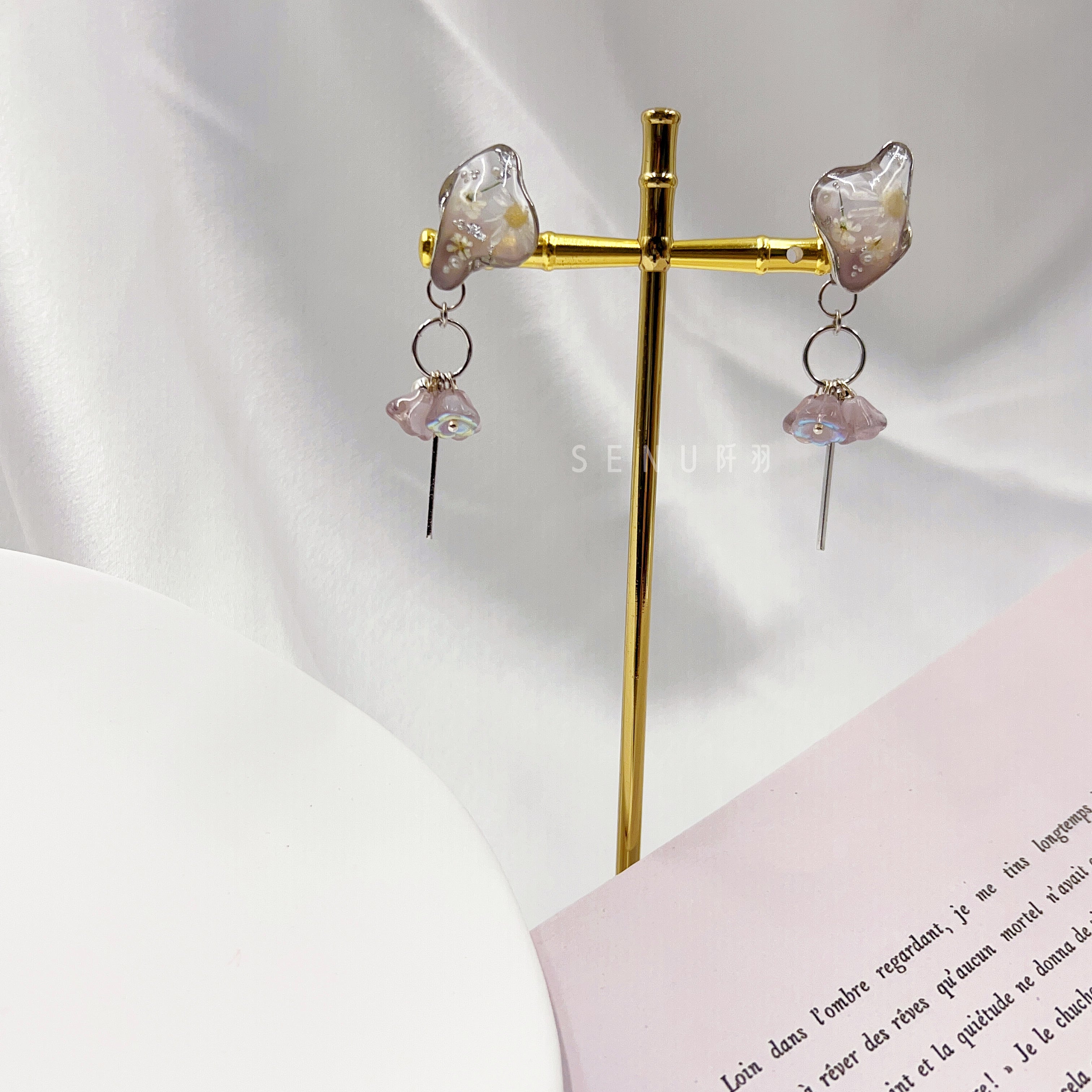 [Japanese Designer | Japanese Handmade Ornaments | Resin | Earrings | Earrings] Irregular small flower resin dried flower dual-purpose earrings