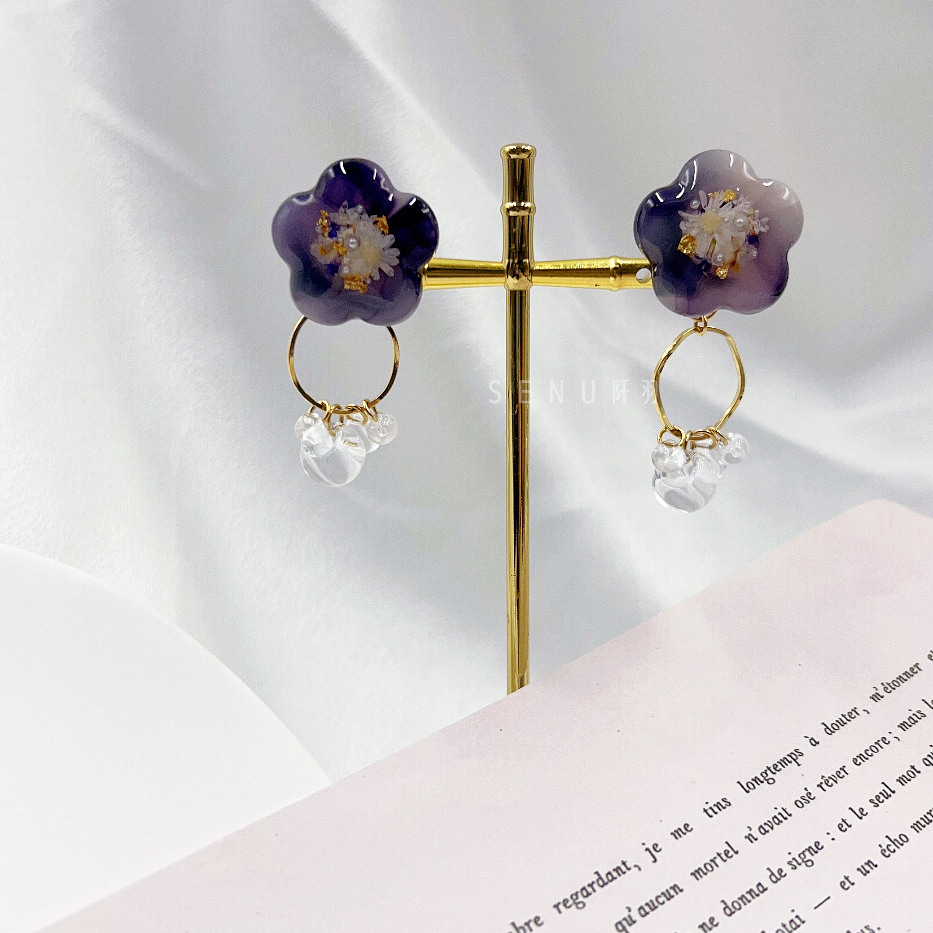 [Japanese Designer | Japanese Handmade Decorations | Resin | Earrings | Earrings] Huahua Transparent Ball Resin Dried Flower Dual-Purpose Earrings