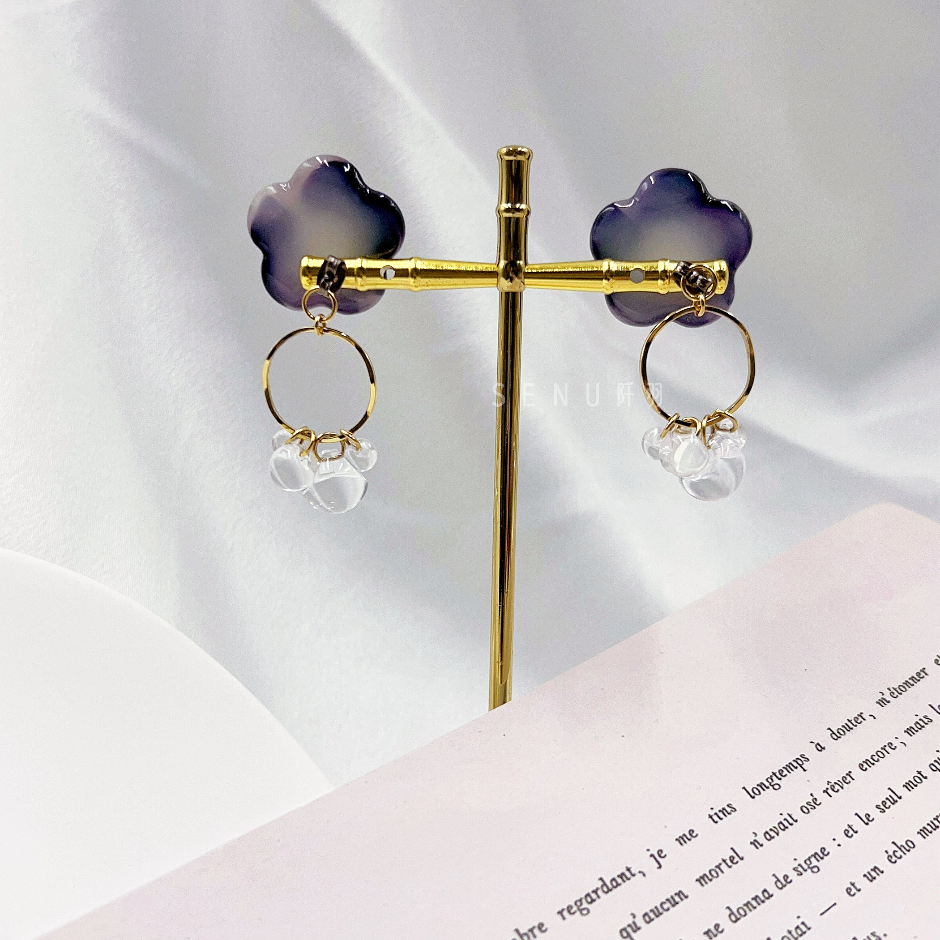 [Japanese Designer | Japanese Handmade Decorations | Resin | Earrings | Earrings] Huahua Transparent Ball Resin Dried Flower Dual-Purpose Earrings