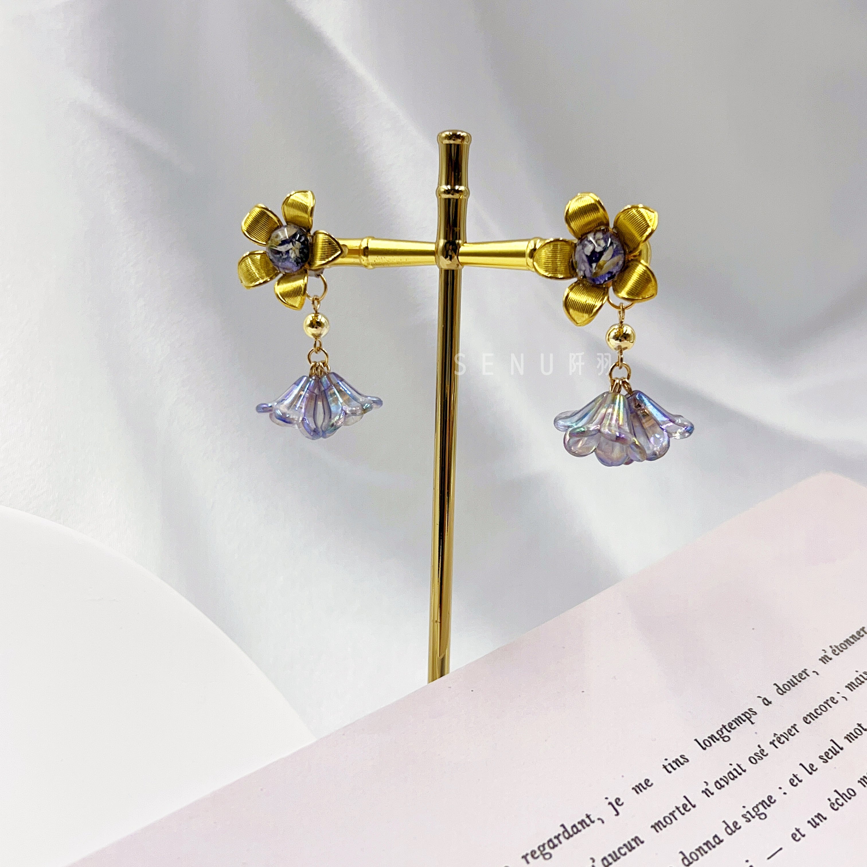 [Japanese Designer | Japanese Handmade Decorations | Resin | Earrings | Earrings] Metallic flower resin dried flower earrings