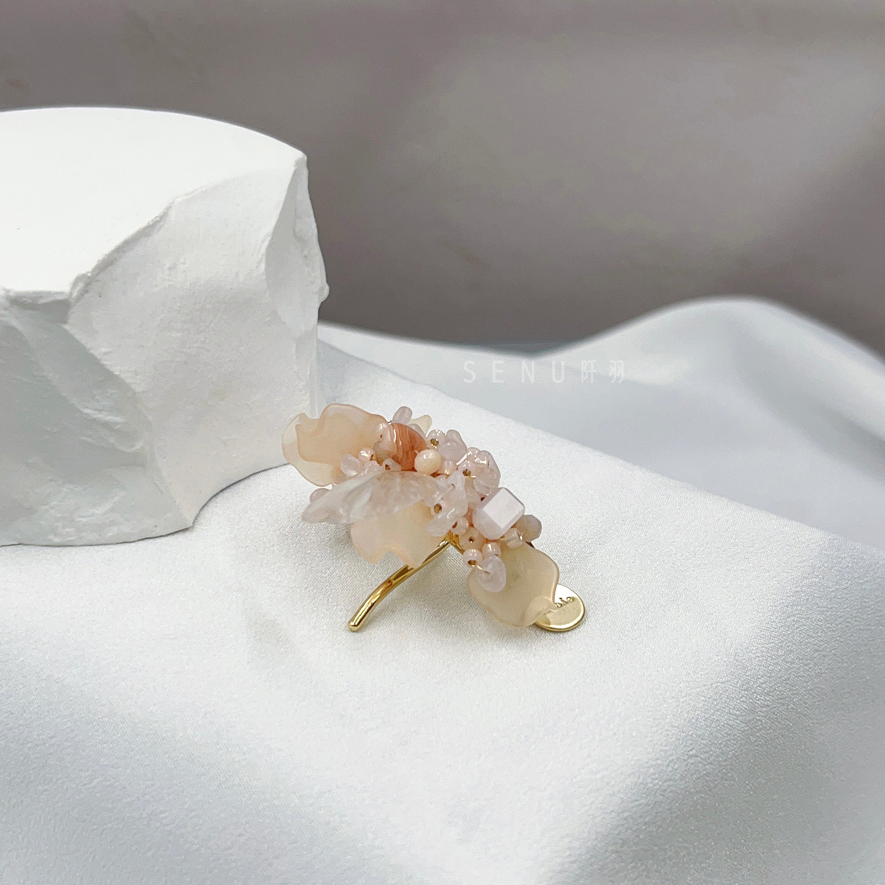 [Japanese craftsmen｜Japanese handmade accessories｜Beads｜Headwear/hair accessories｜Hair buttons] Pink apricot petal beaded hair buttons