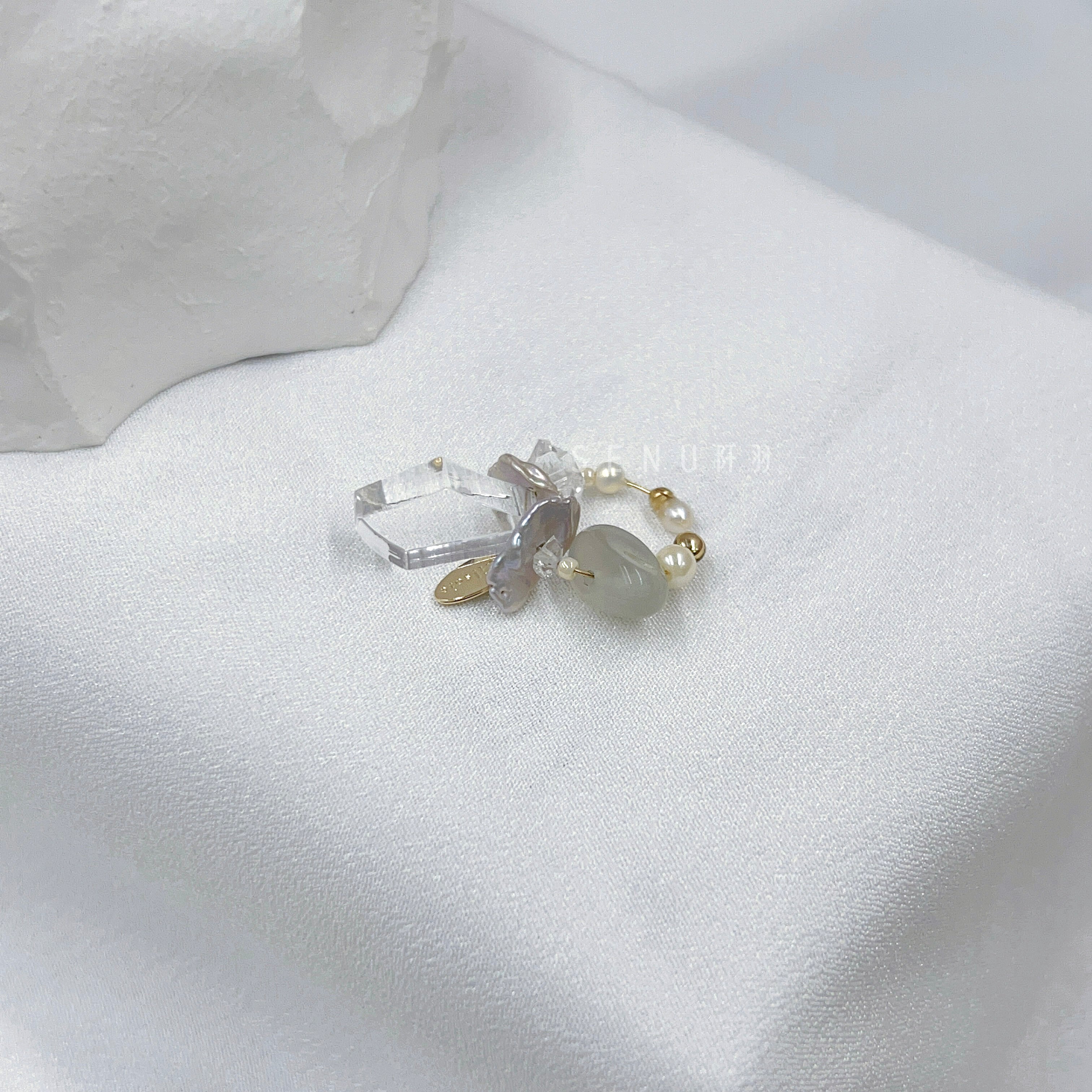 [Japanese craftsman | Japanese handmade accessories | Beads | Earrings | Ear cuffs] Acrylic beaded ear cuffs