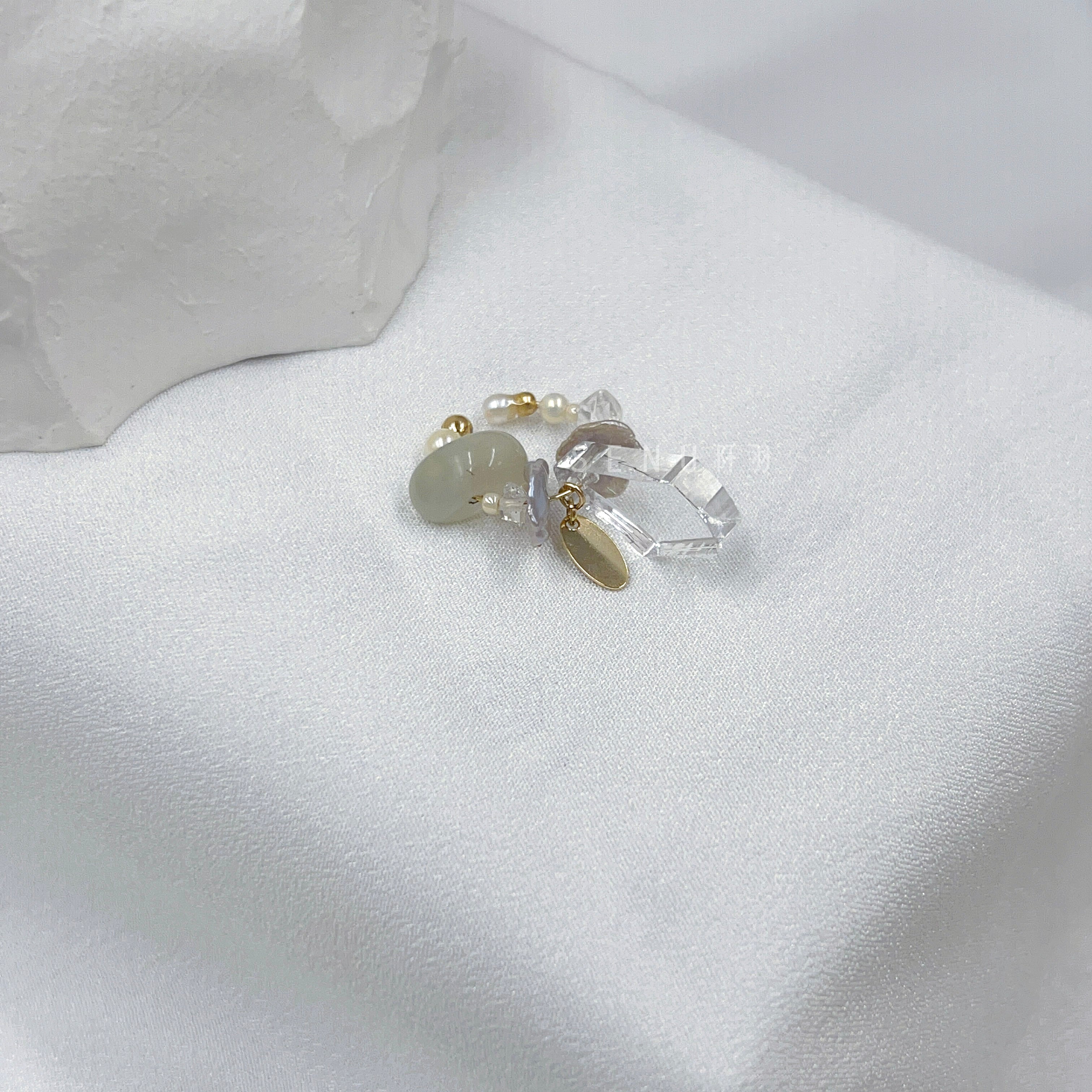 [Japanese craftsman | Japanese handmade accessories | Beads | Earrings | Ear cuffs] Acrylic beaded ear cuffs
