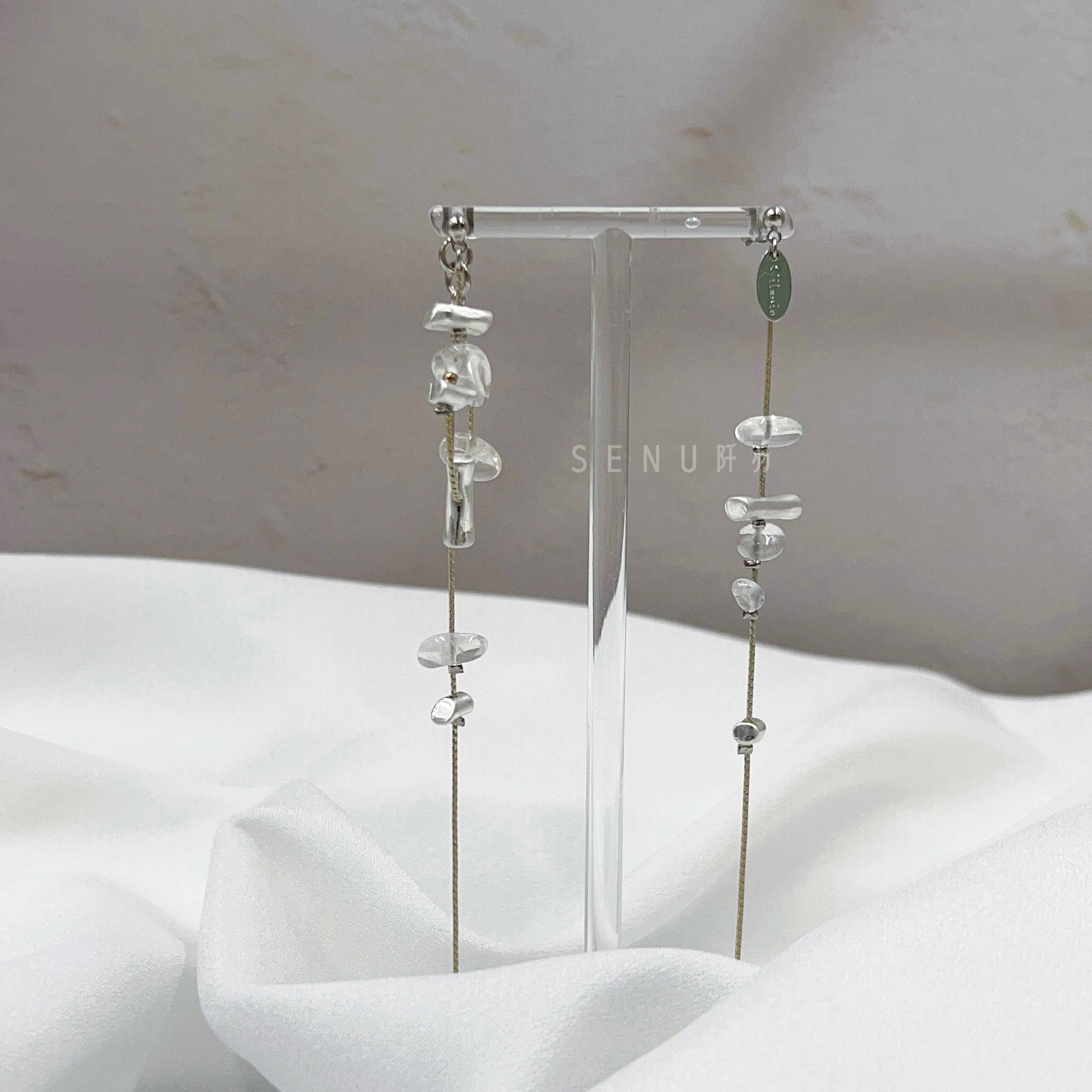 [Japanese craftsman | Japanese handmade jewelry | Beads | Earrings | Earrings] Asymmetrical transparent beaded earrings