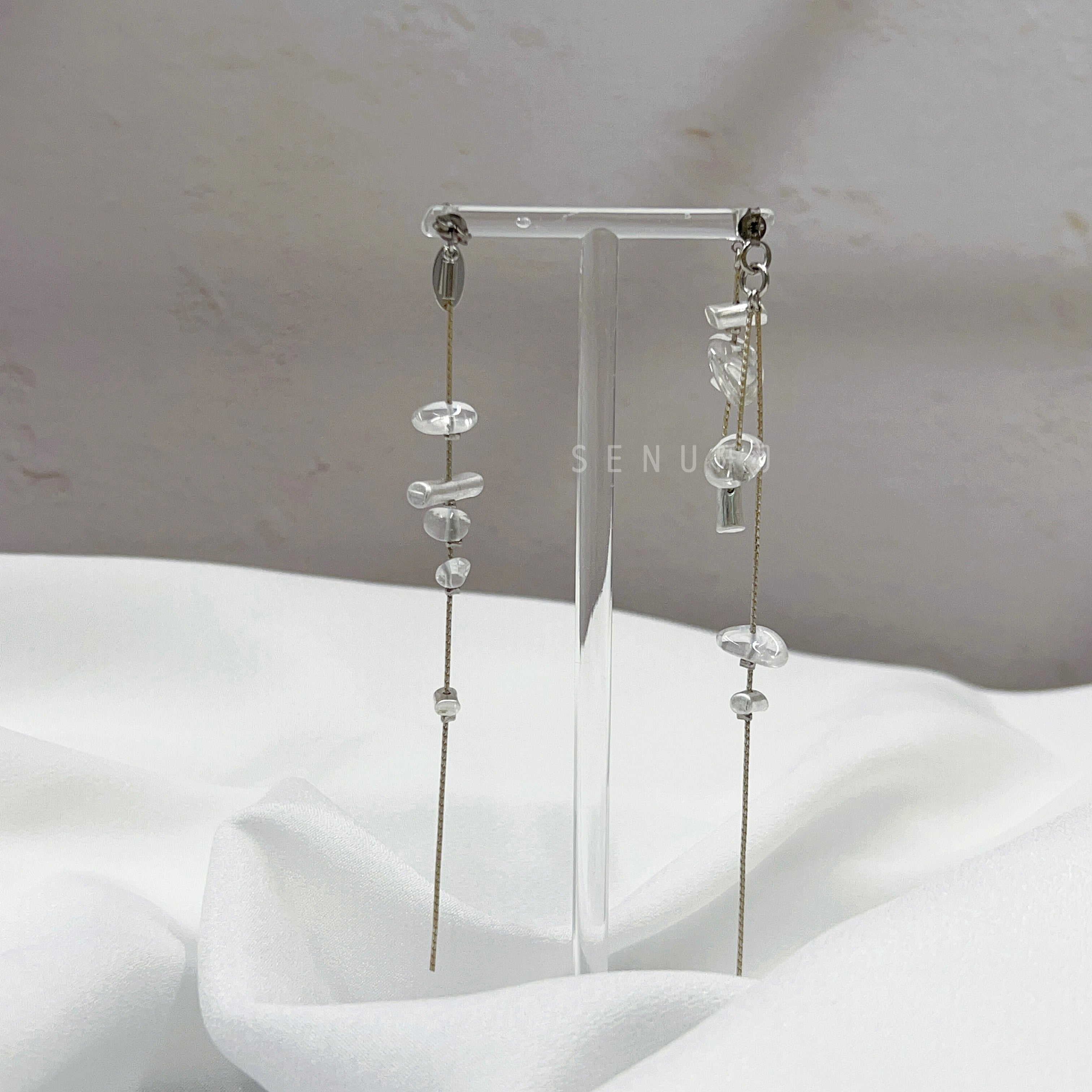 [Japanese craftsman | Japanese handmade jewelry | Beads | Earrings | Earrings] Asymmetrical transparent beaded earrings