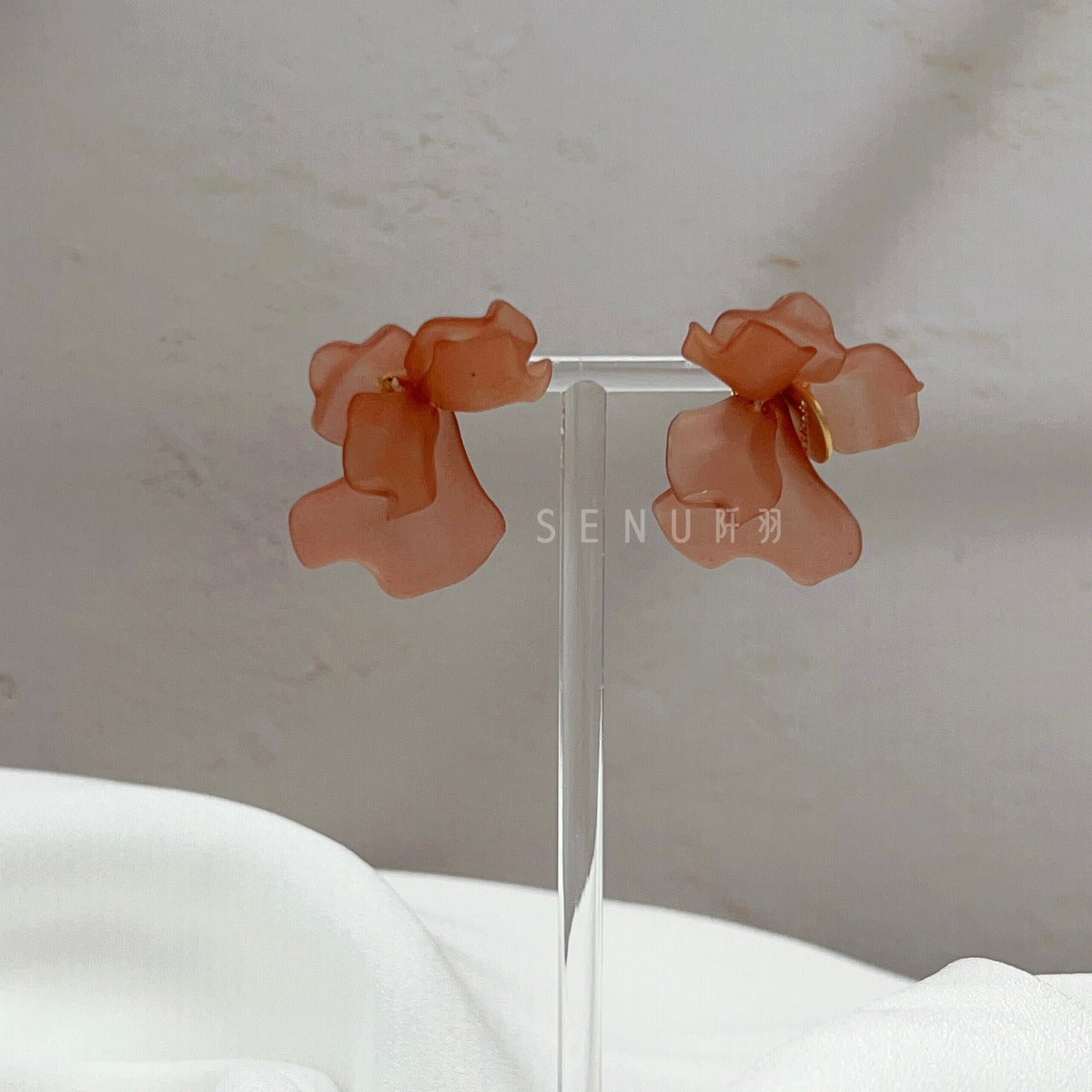 [Japanese craftsman｜Japanese handmade accessories｜Beads｜Earrings｜Earrings] Red petal beaded earrings