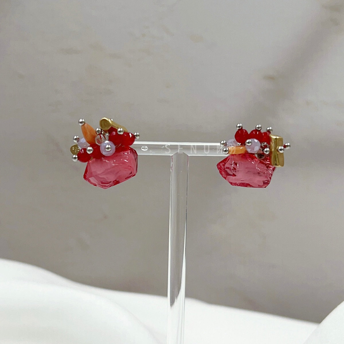 [Japanese craftsman | Japanese handmade jewelry | Beads | Earrings | Earrings] Red imitation mineral stone beaded earrings